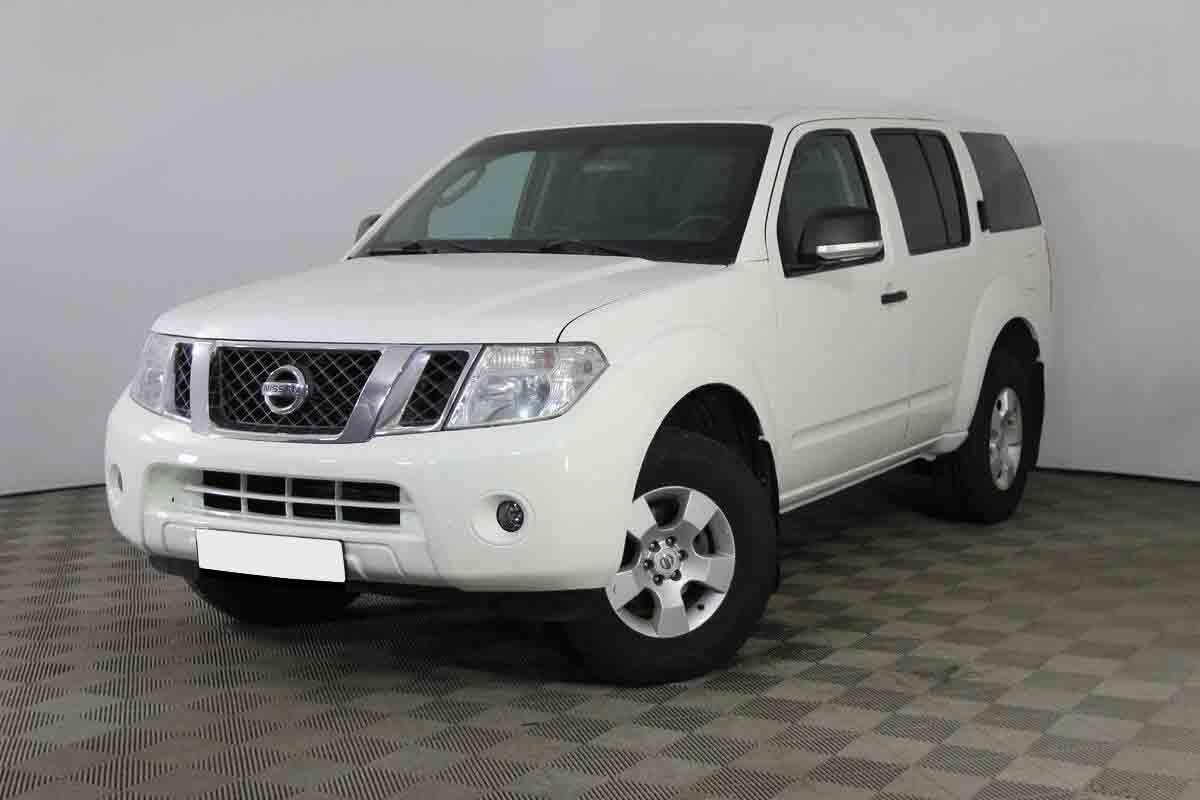Nissan Pathfinder 2011, белый