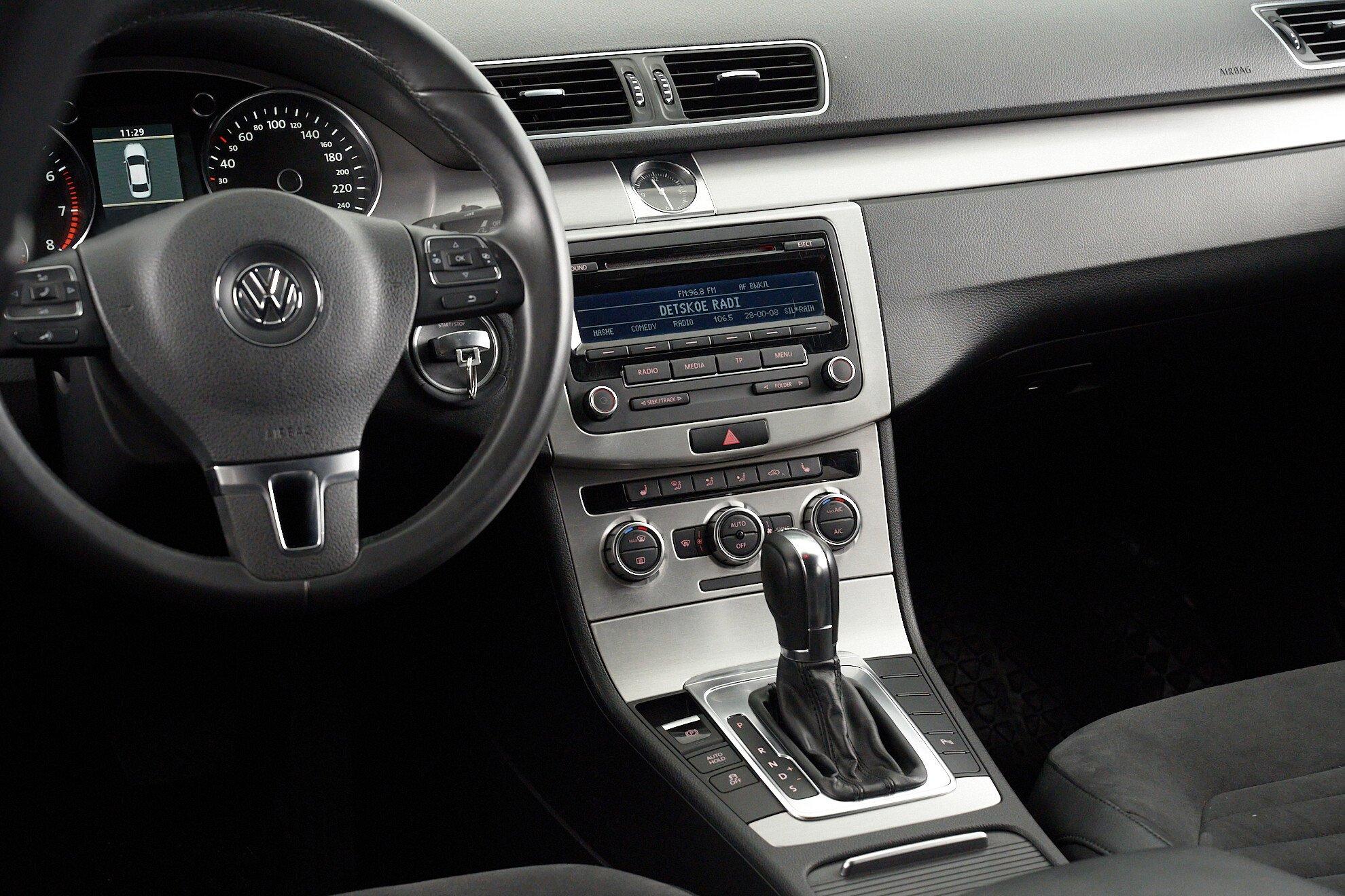 Volkswagen Passat 2012, белый
