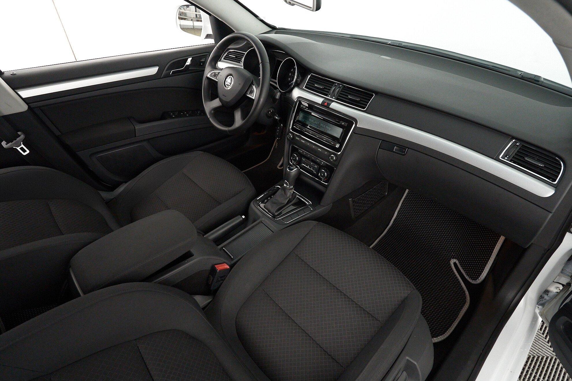 Skoda Superb 2014, белый