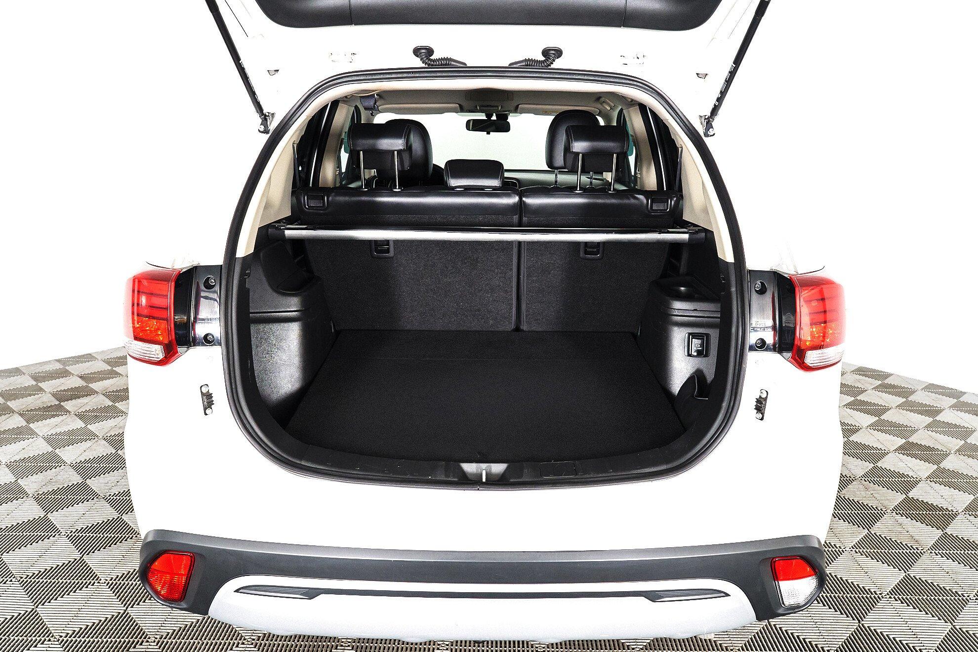 Mitsubishi Outlander 2019, белый