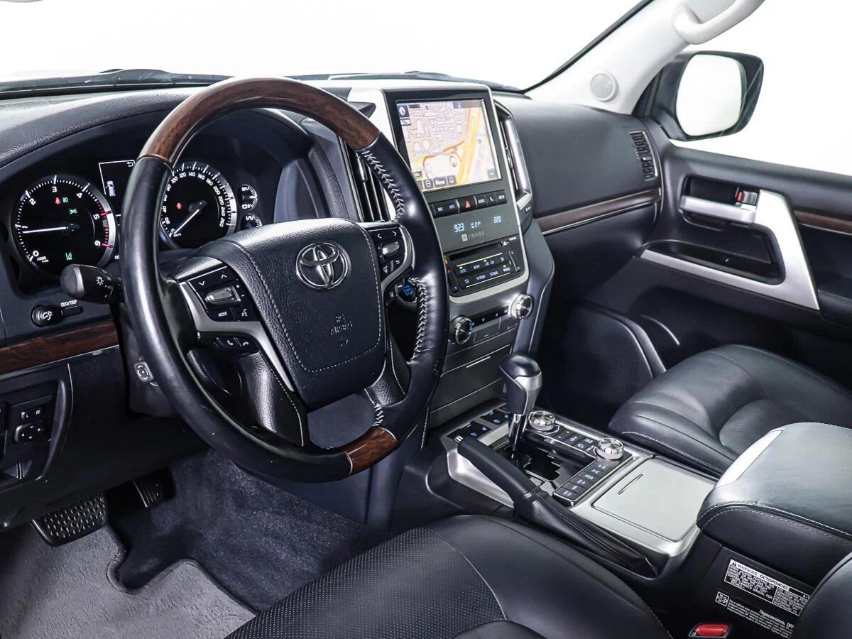 Toyota Land Cruiser 2018, красный