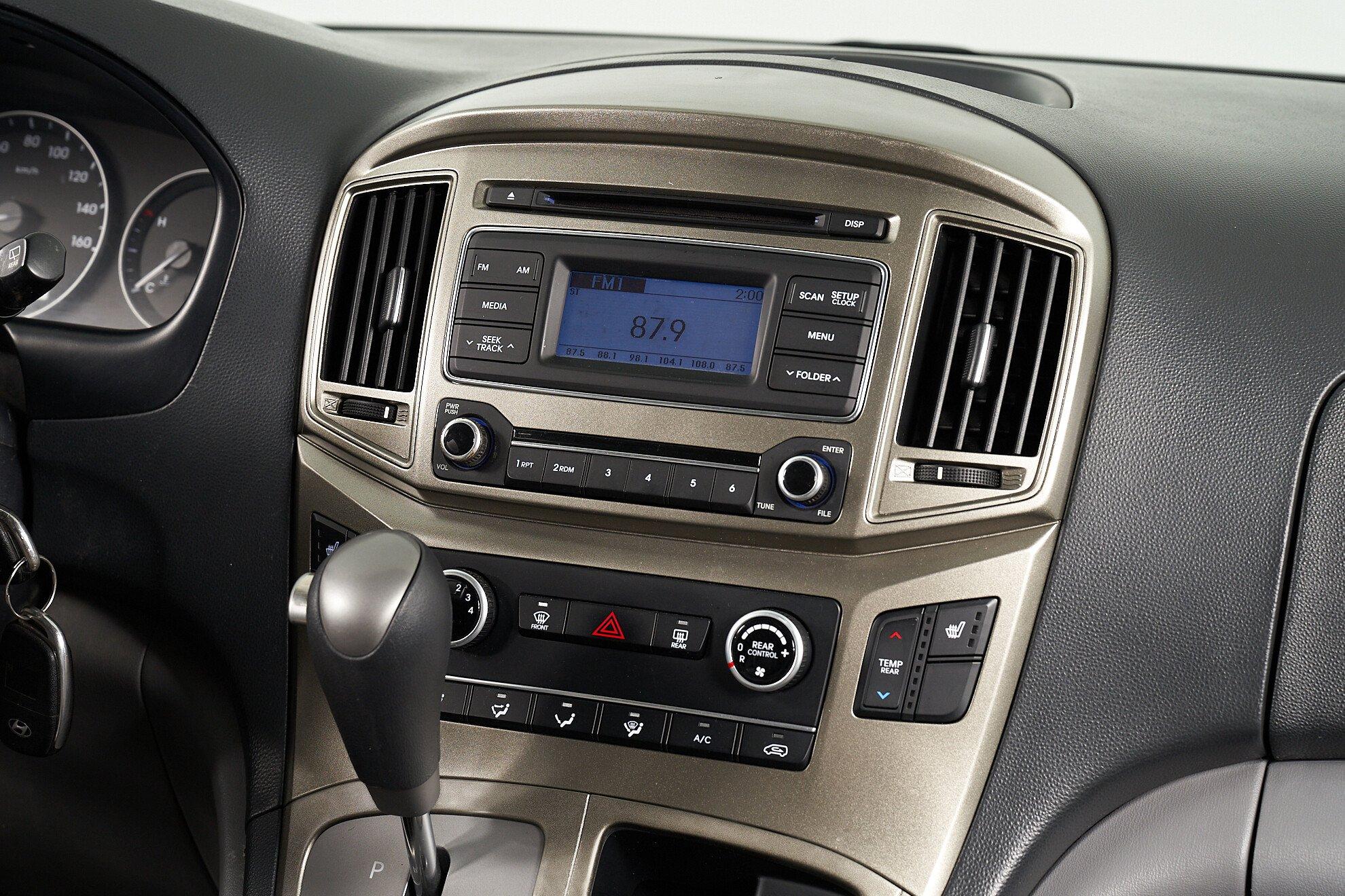 Hyundai Grand Starex 2016, серебряный