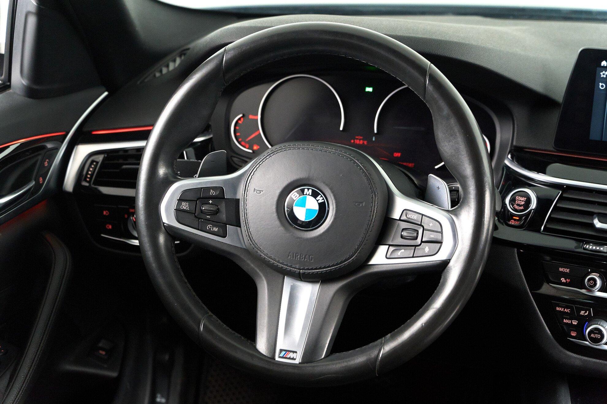 BMW 5 серии 2020, серый