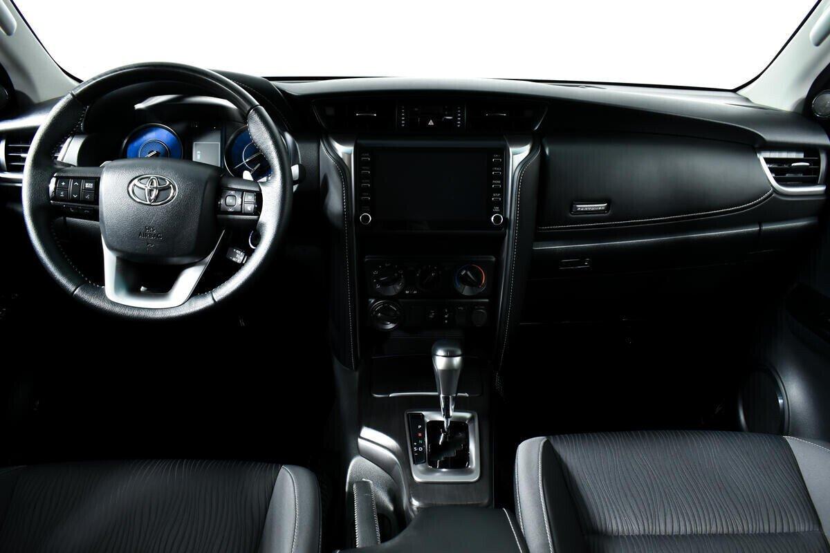 Toyota Fortuner 2021, серый