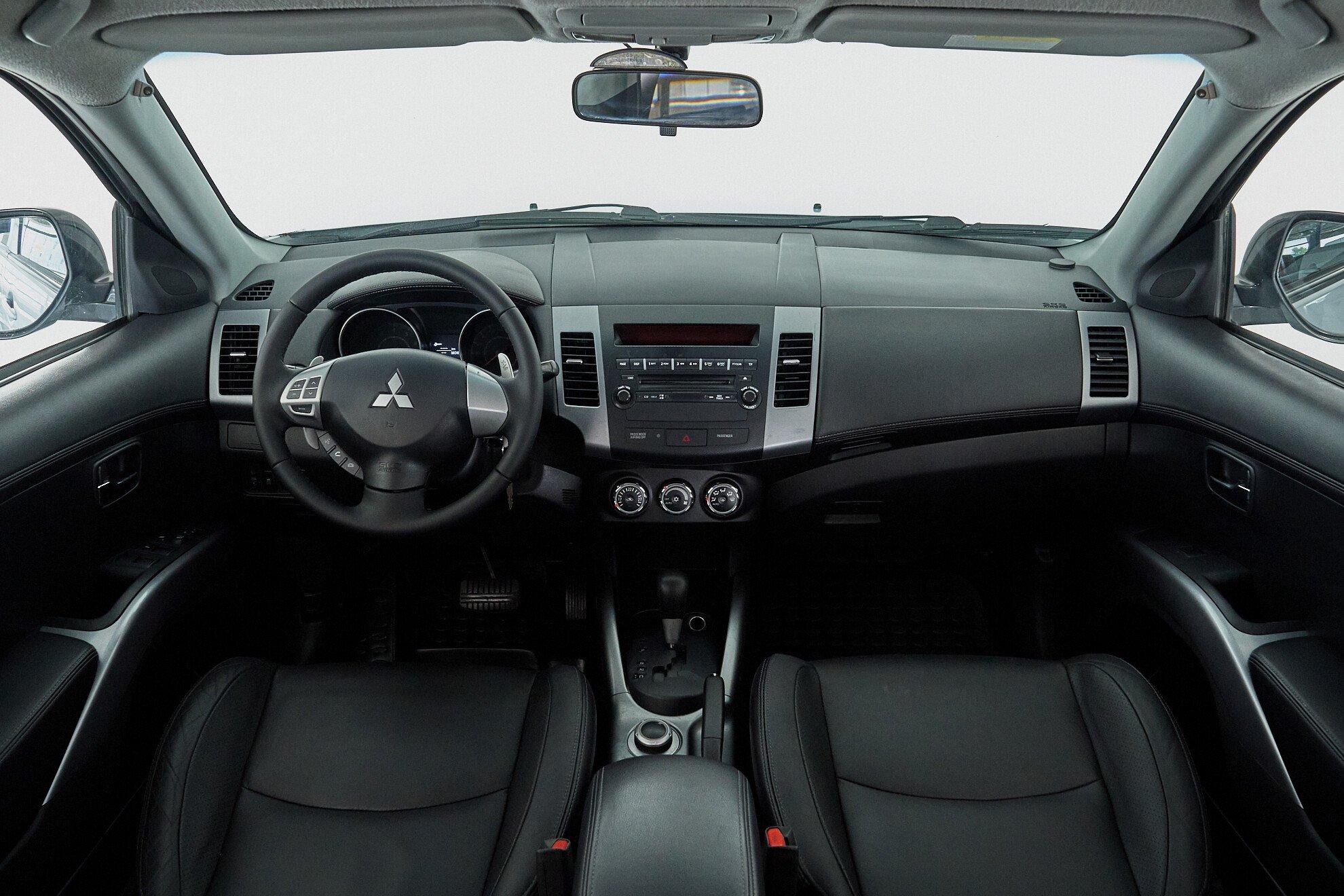 Mitsubishi Outlander 2010, серебряный