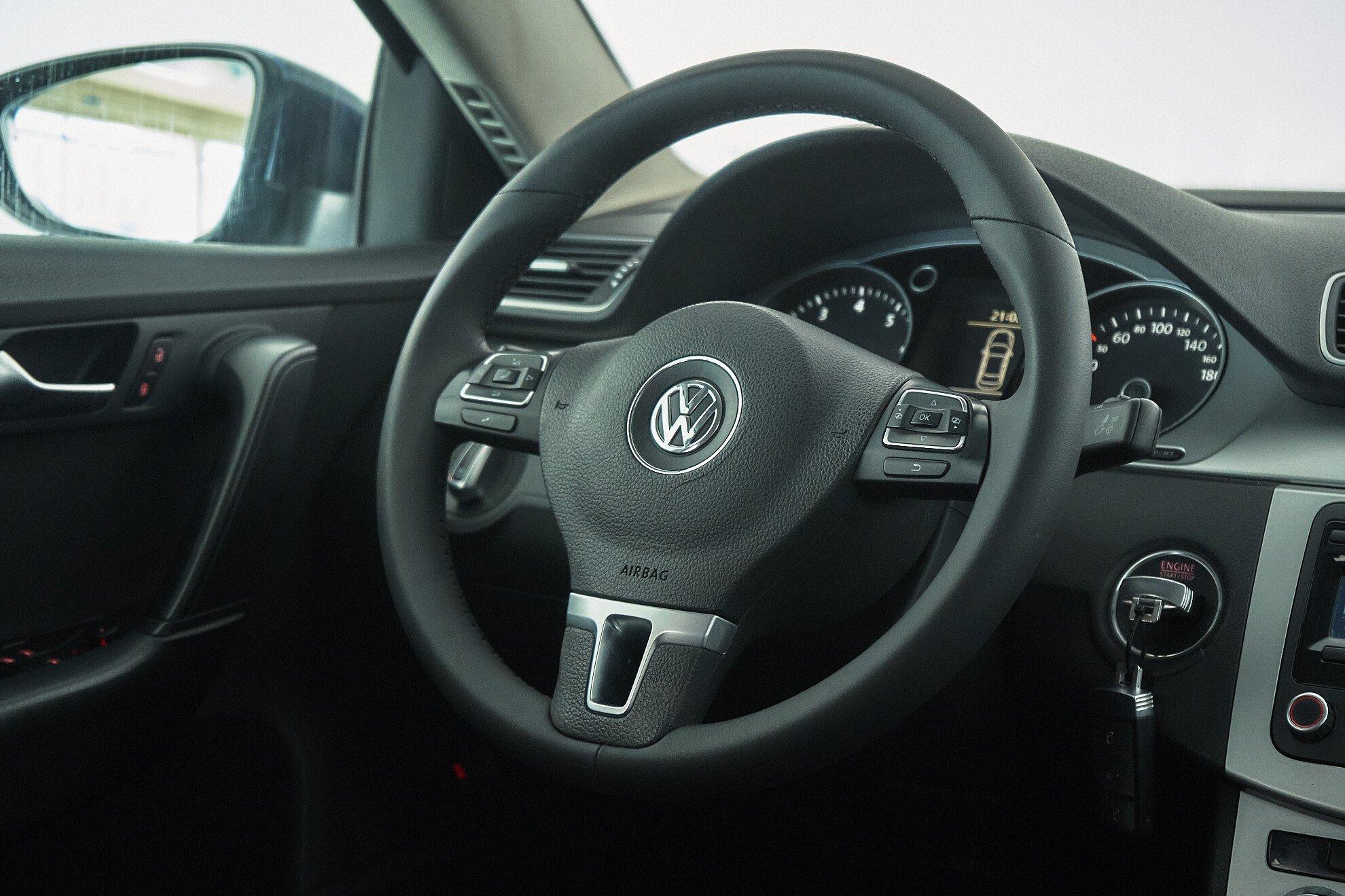 Volkswagen Passat 2012, синий