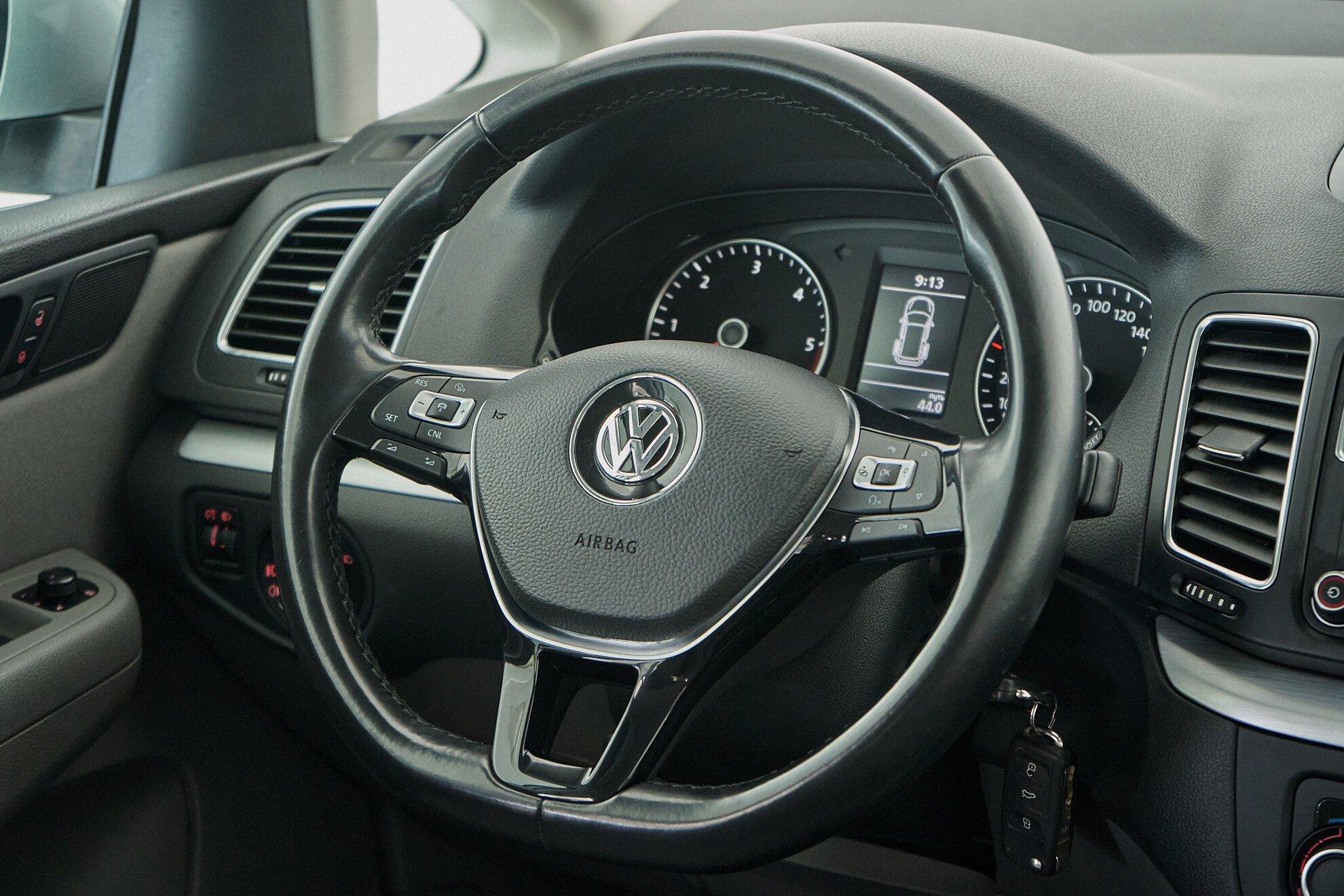 Volkswagen Sharan 2019, серебряный