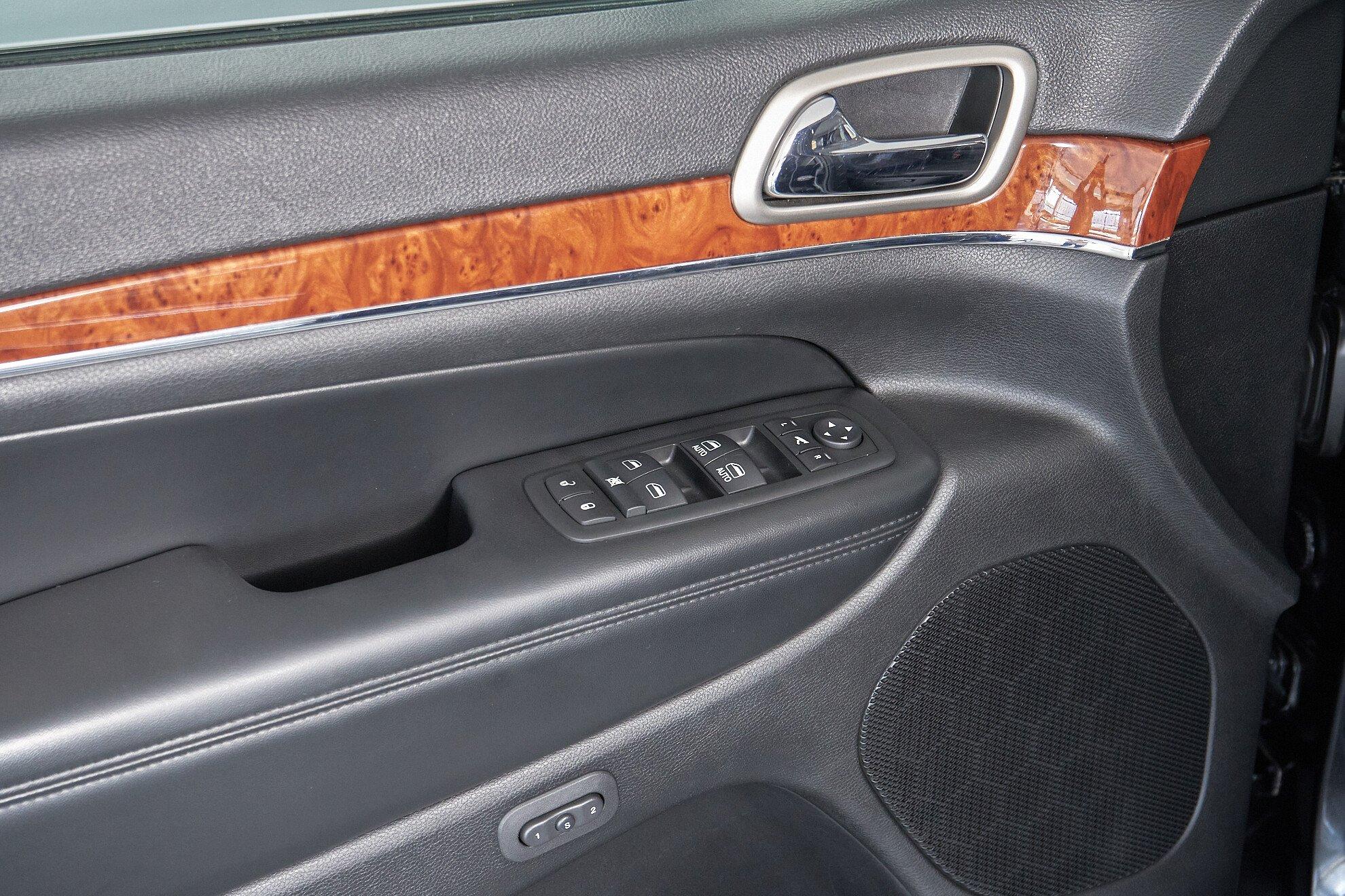Jeep Grand Cherokee 2012, черный