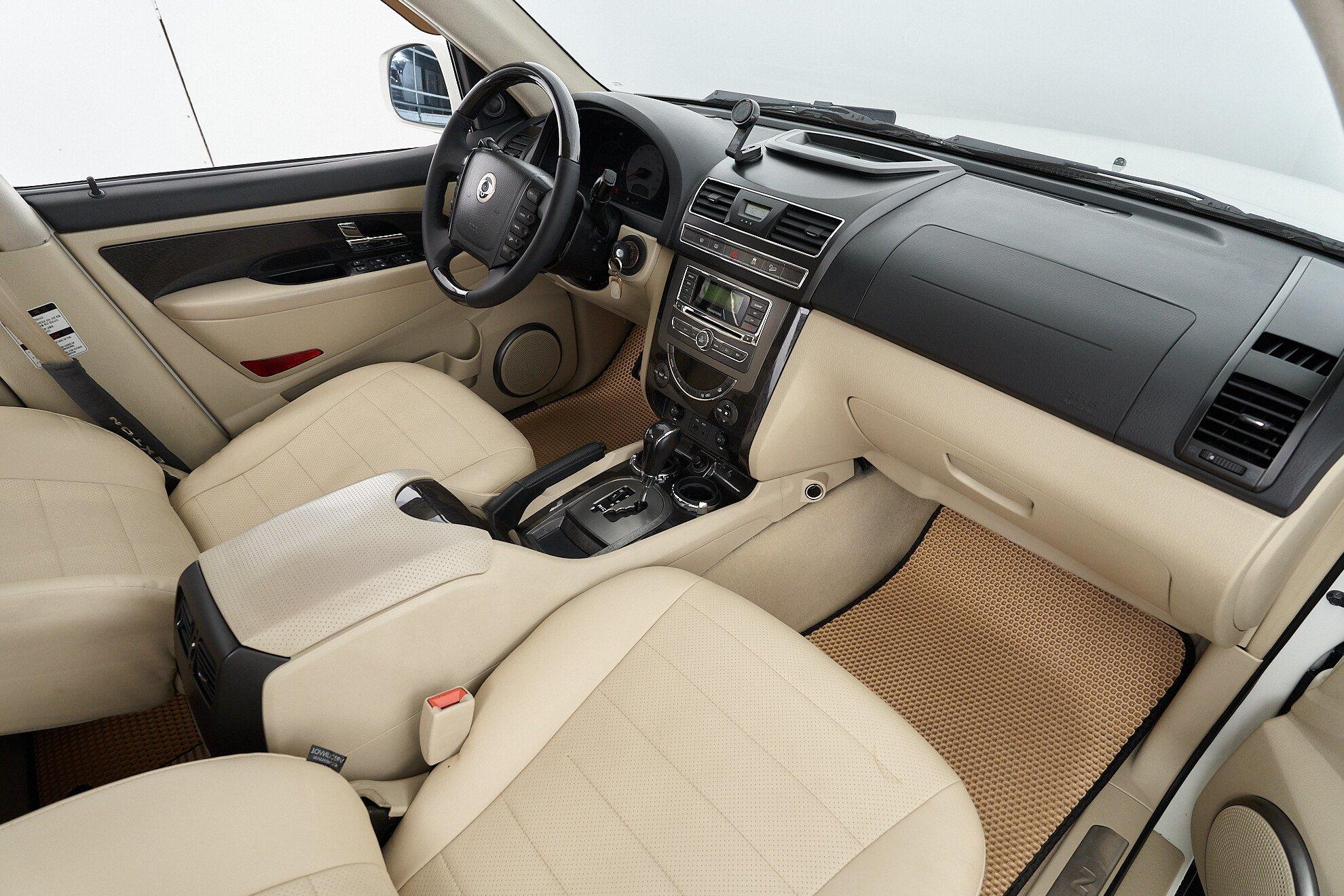 SsangYong Rexton 2012, белый