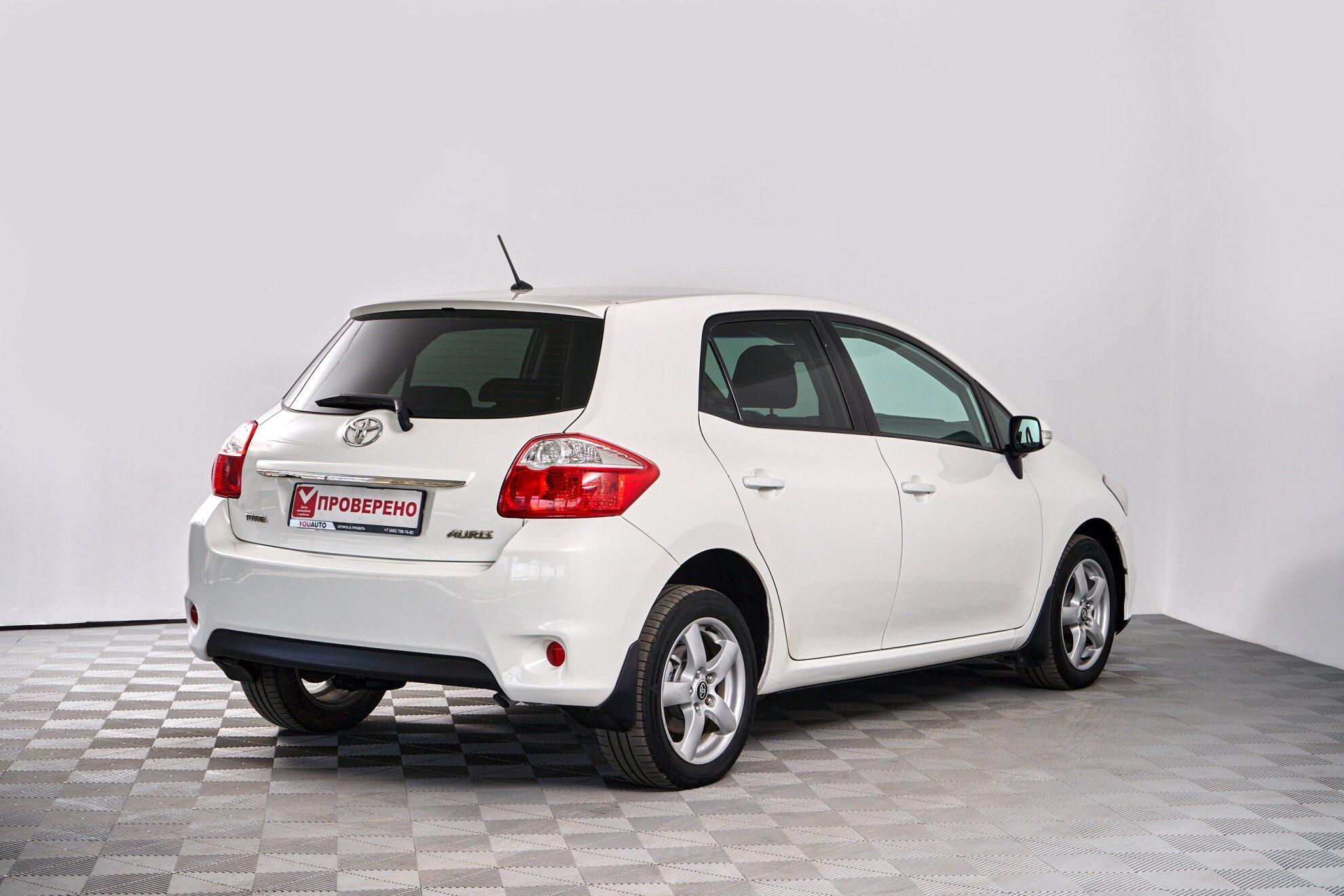 Toyota Auris 2011, белый