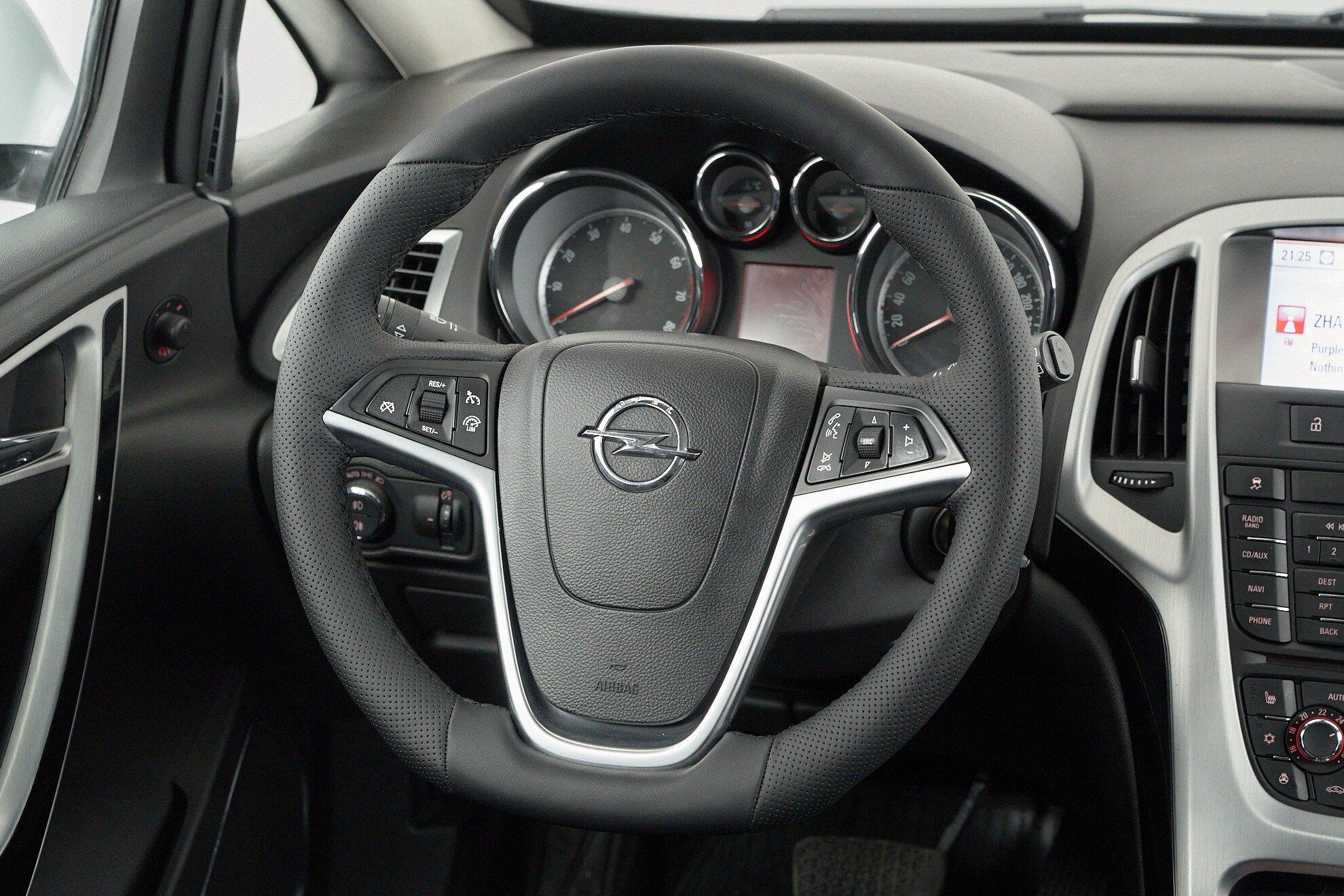 Opel Astra 2014, белый