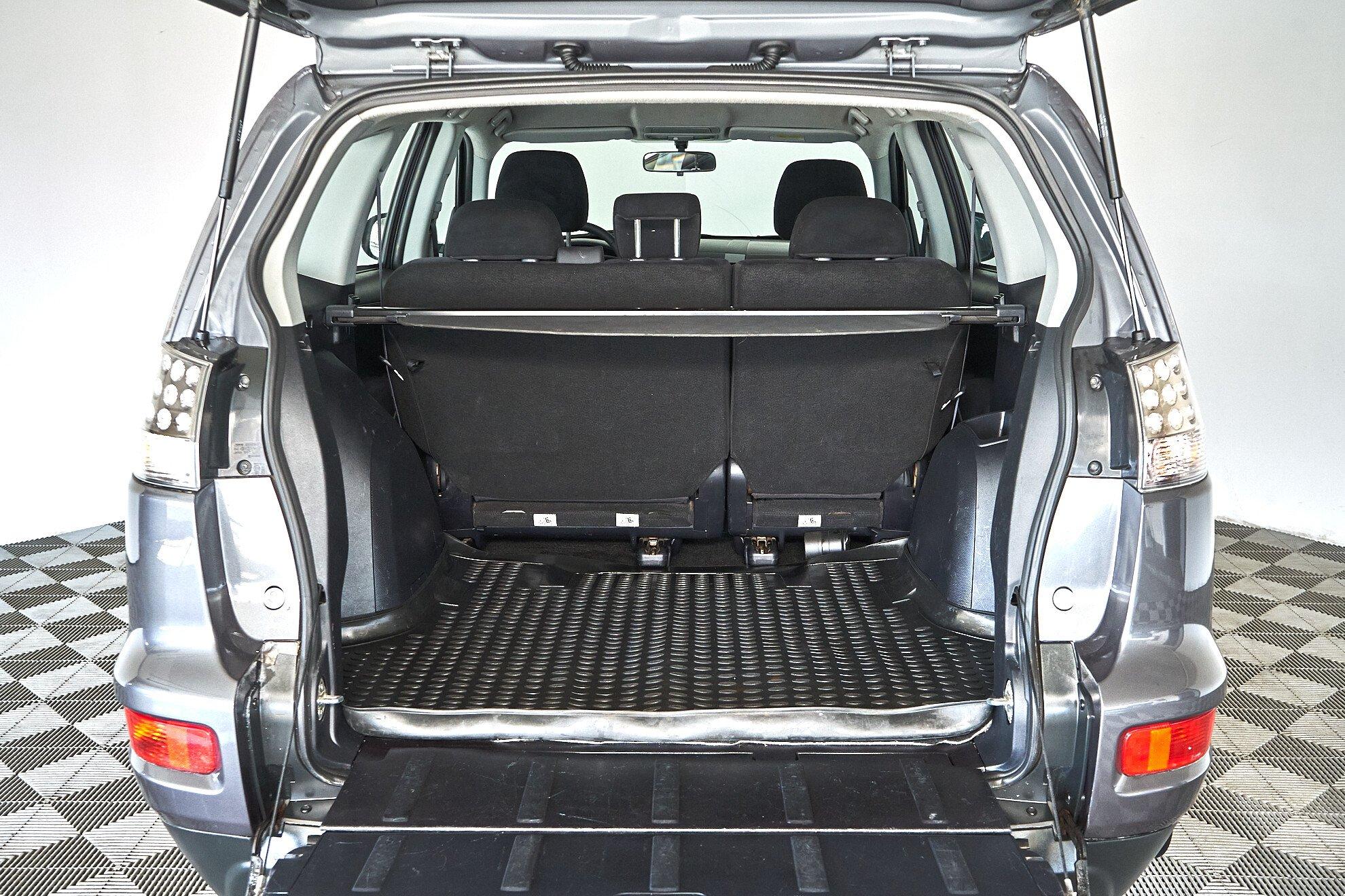 Mitsubishi Outlander 2011, серый
