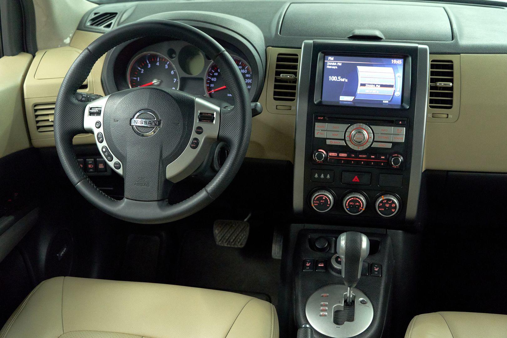 Nissan X-Trail 2010, черный