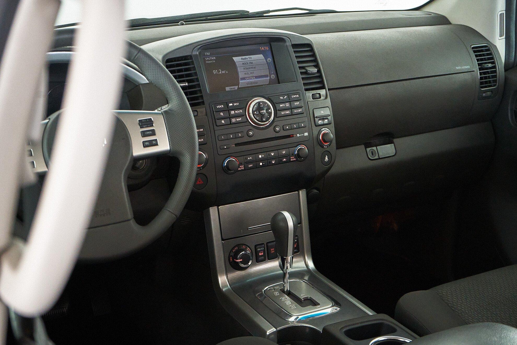 Nissan Pathfinder 2011, черный