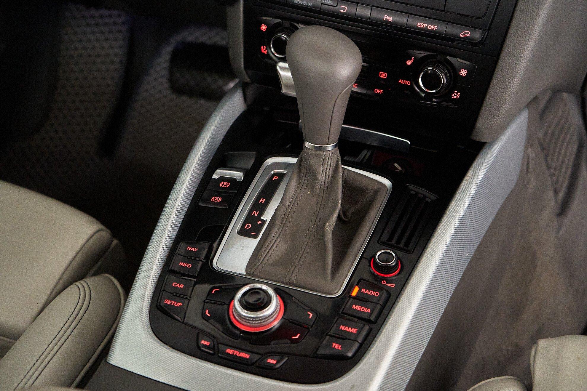 Audi Q5 2011, серый