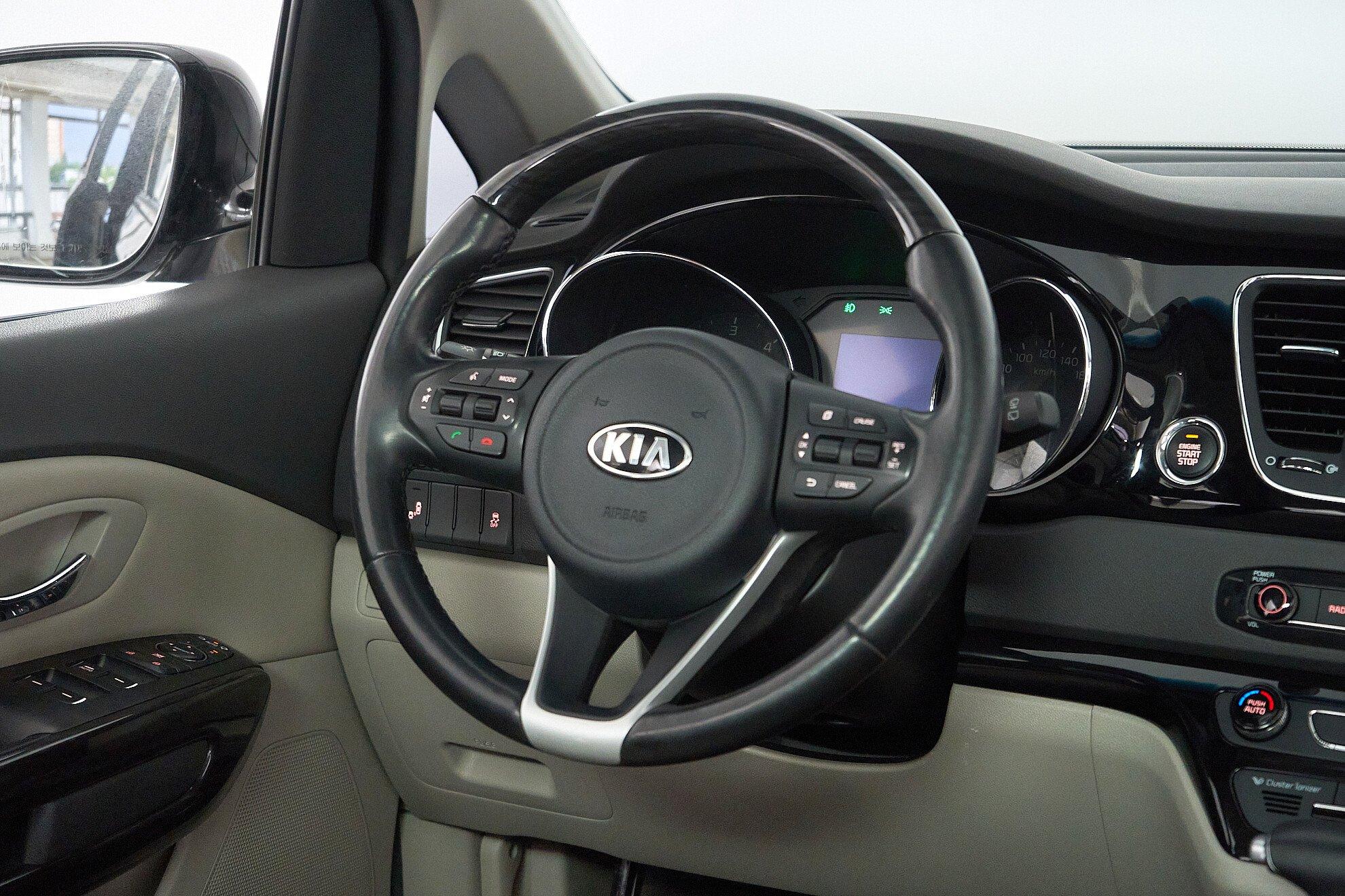 Kia Carnival 2018, серый