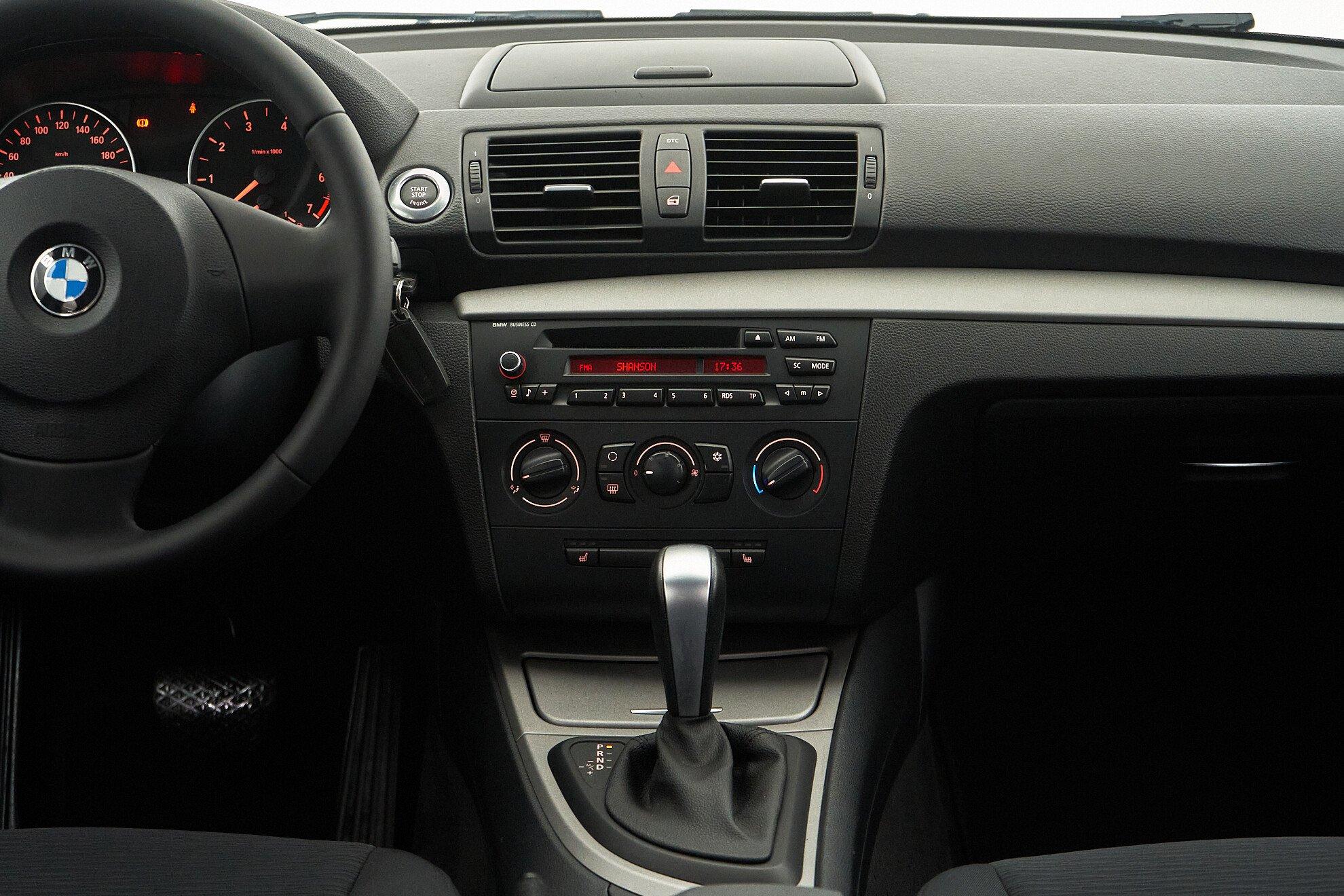 BMW 1 серии 2011, белый