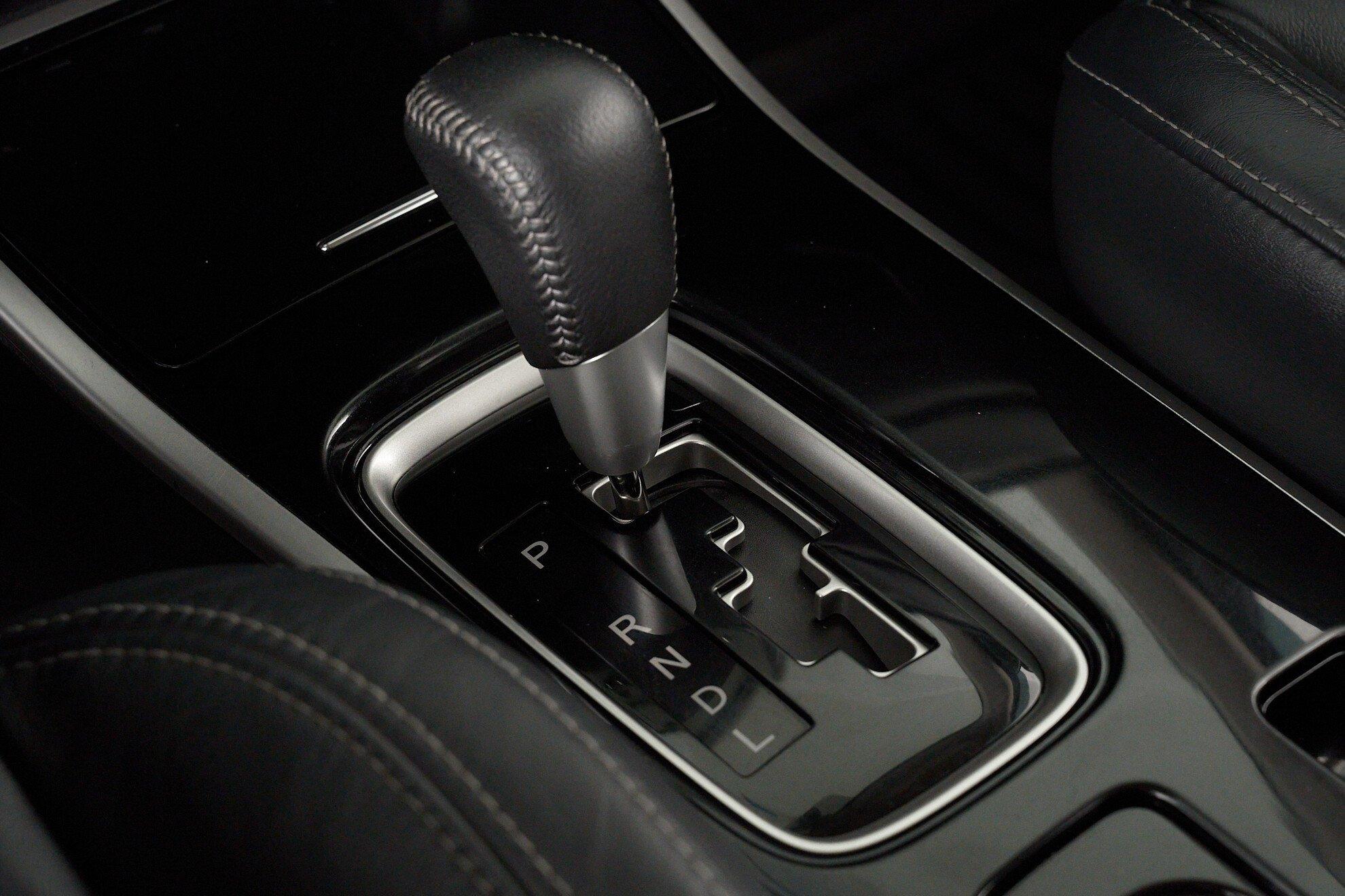 Mitsubishi Outlander 2019, белый