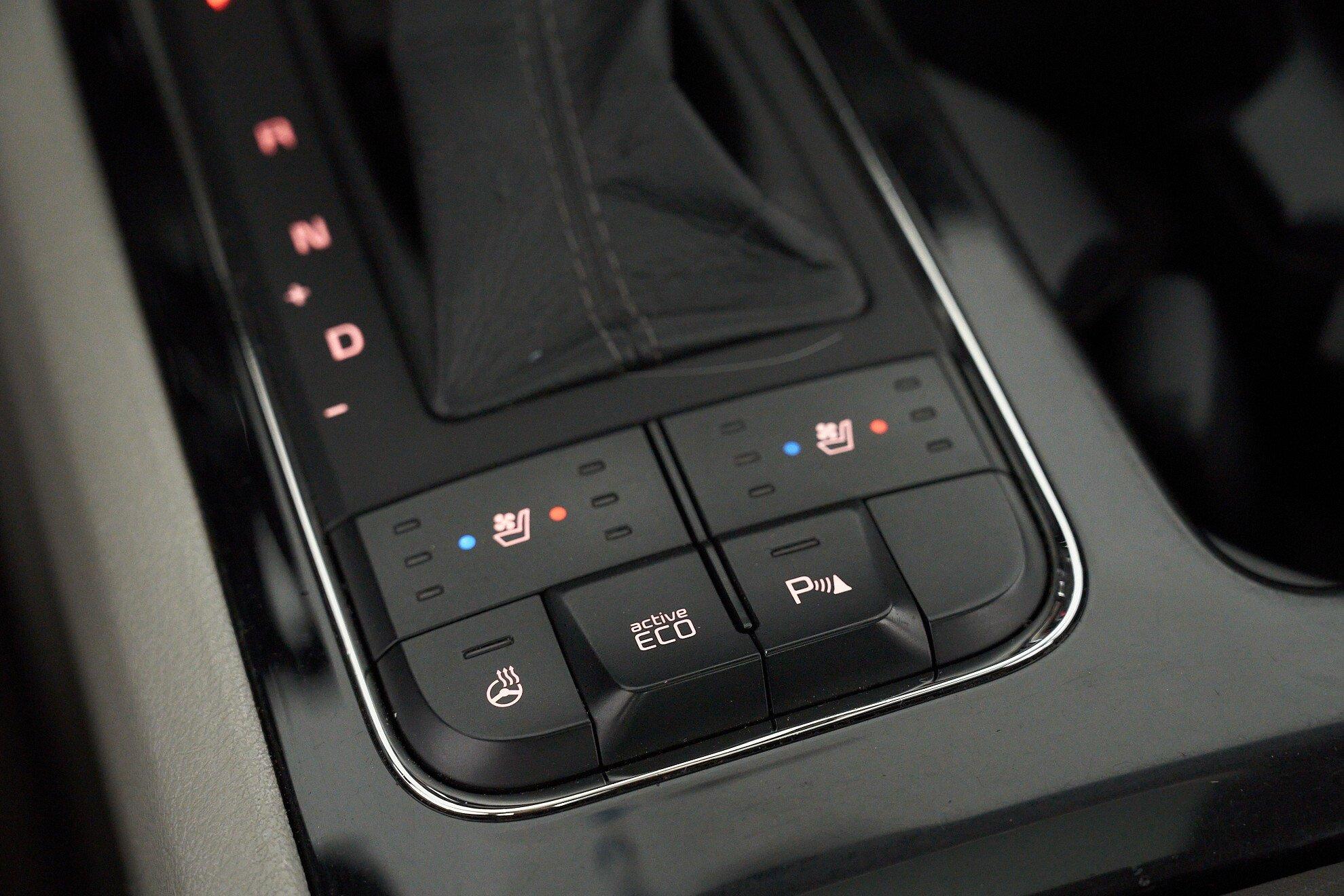 Kia Carnival 2016, белый