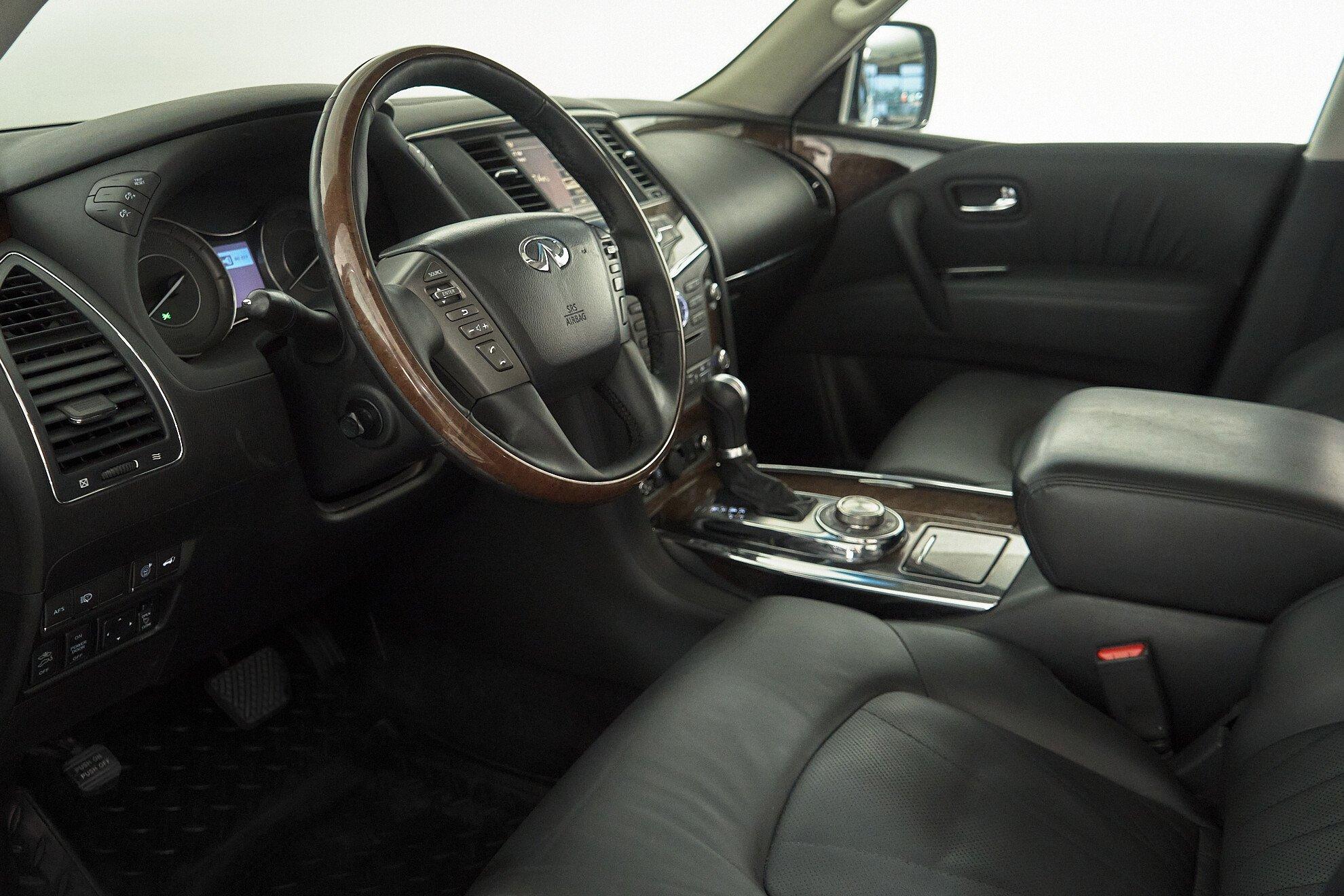 Infiniti QX56 2011, белый