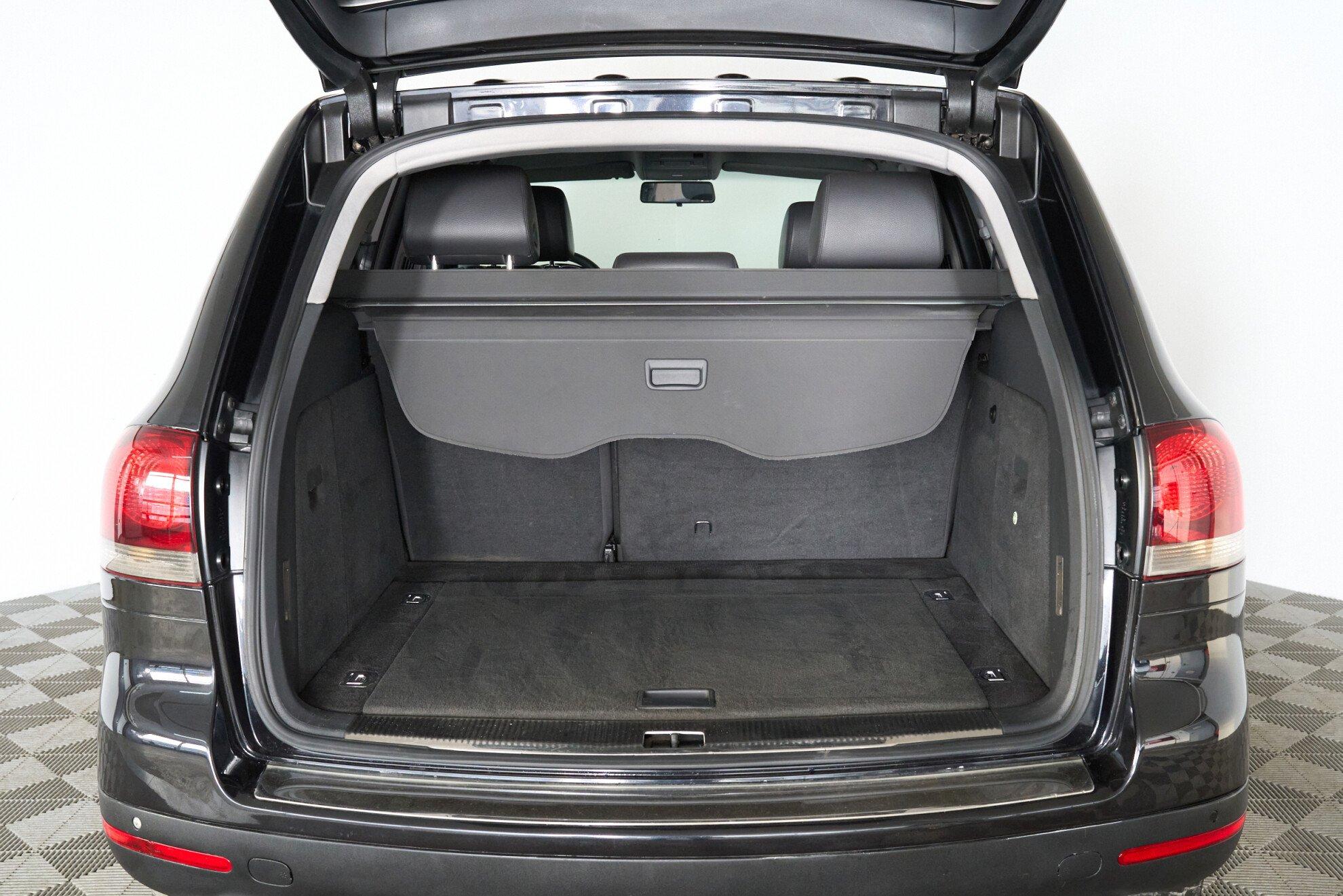 Volkswagen Touareg 2008, черный