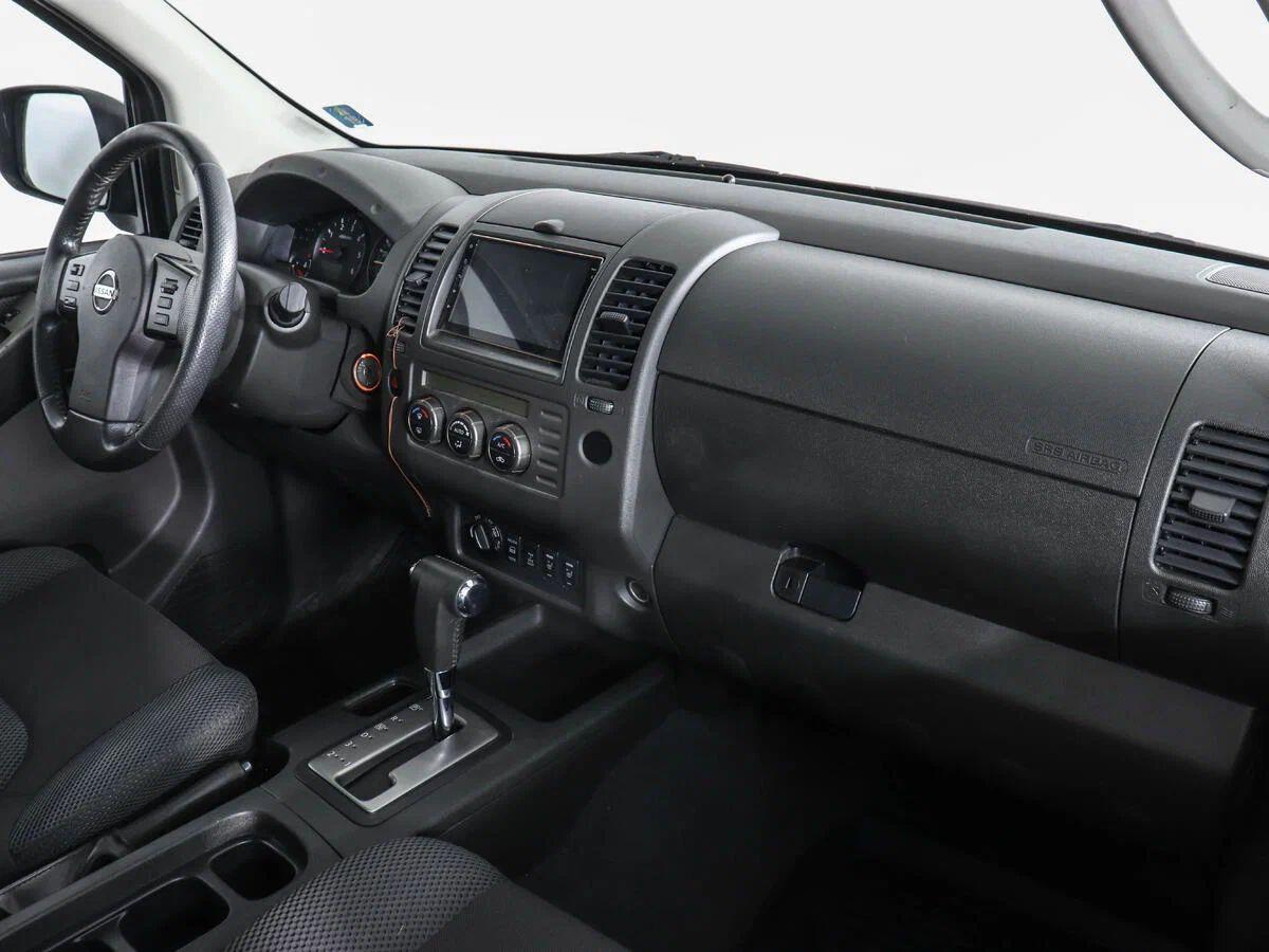 Nissan Navara (Frontier) 2009, серый
