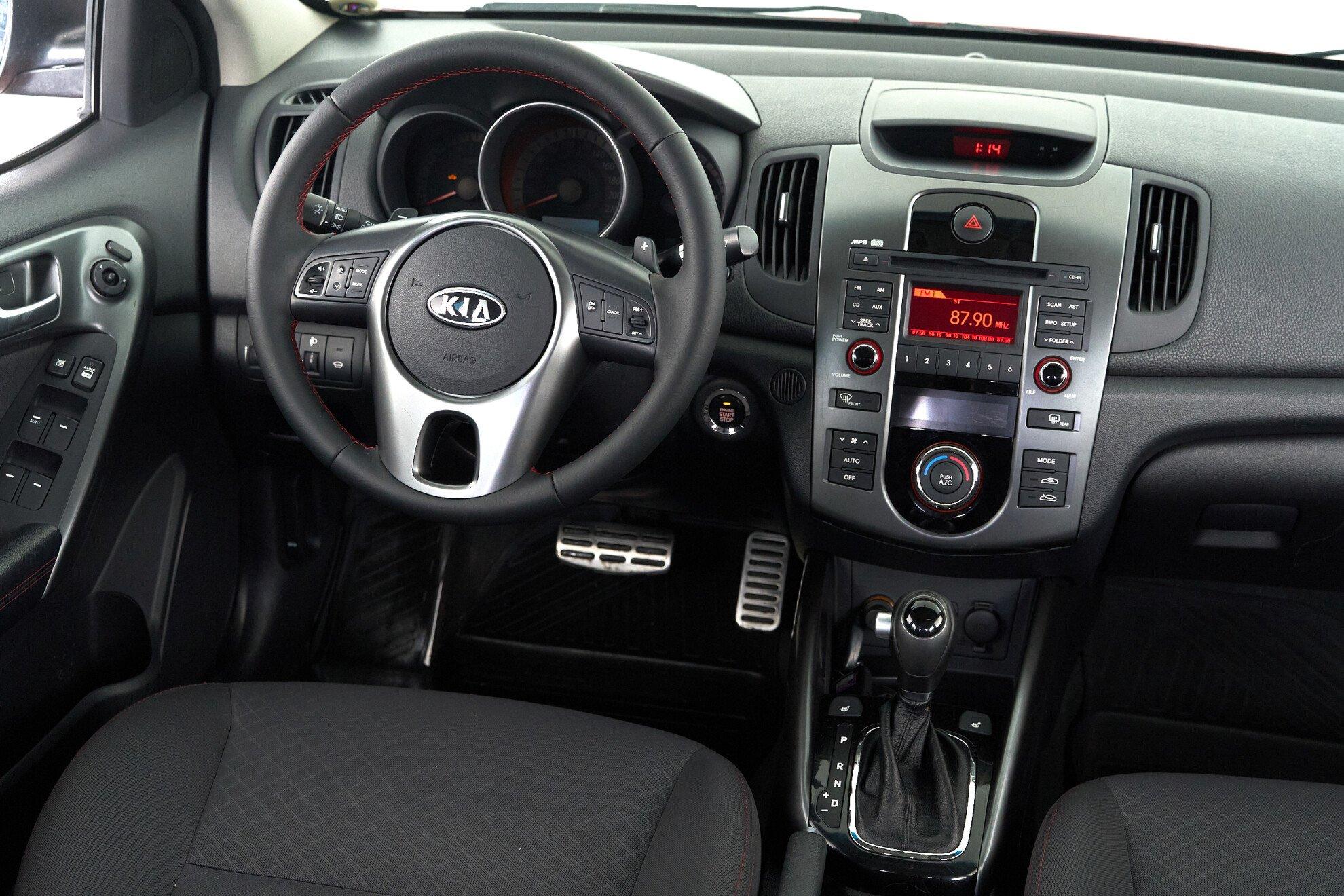 Kia Cerato 2011, красный