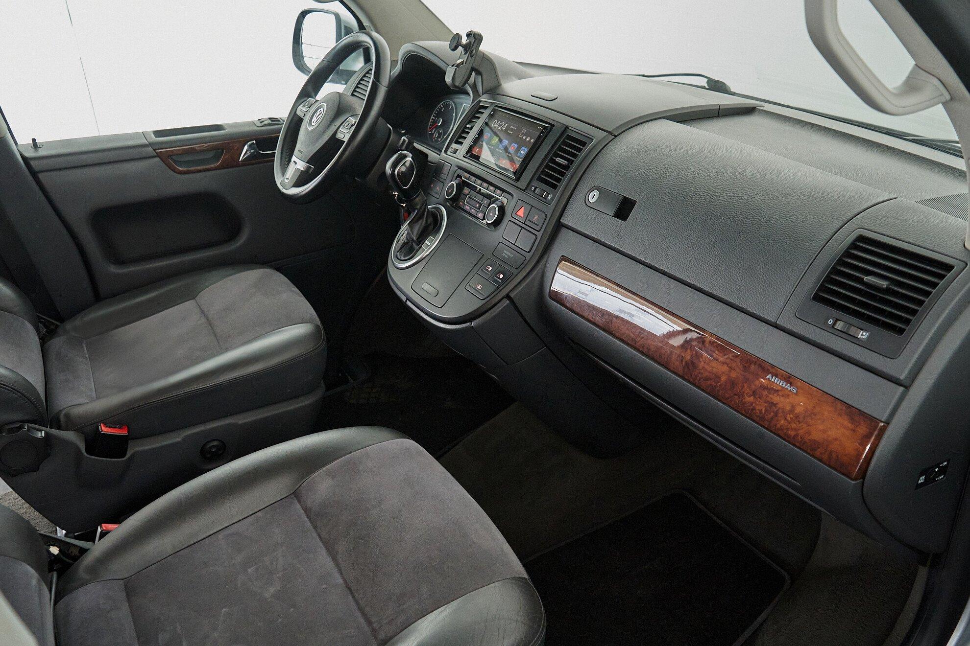 Volkswagen Multivan 2010, серебряный