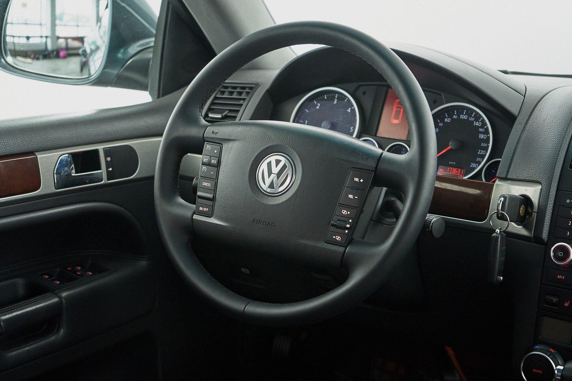 Volkswagen Touareg 2009, серый