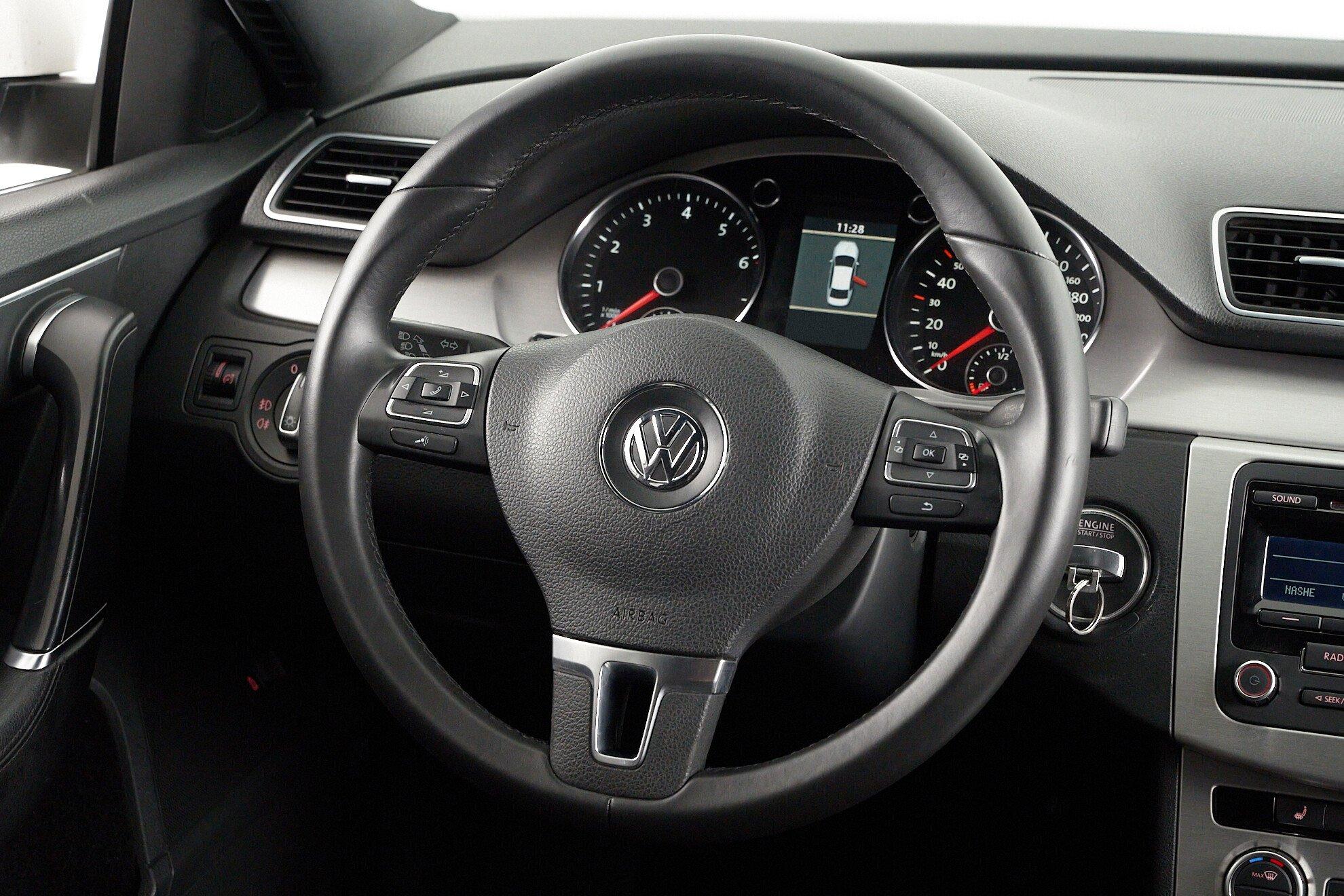 Volkswagen Passat 2012, белый