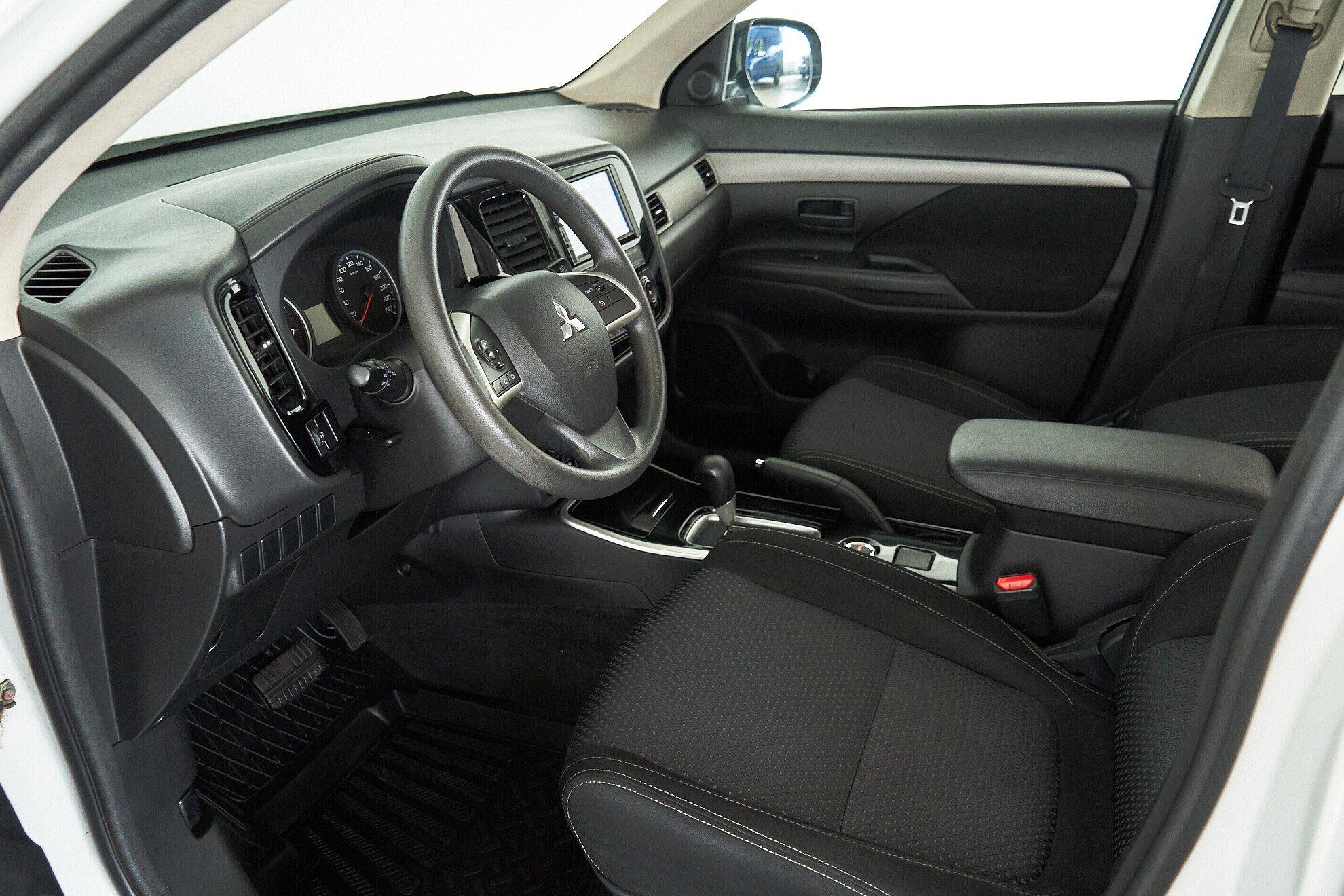Mitsubishi Outlander 2017, белый
