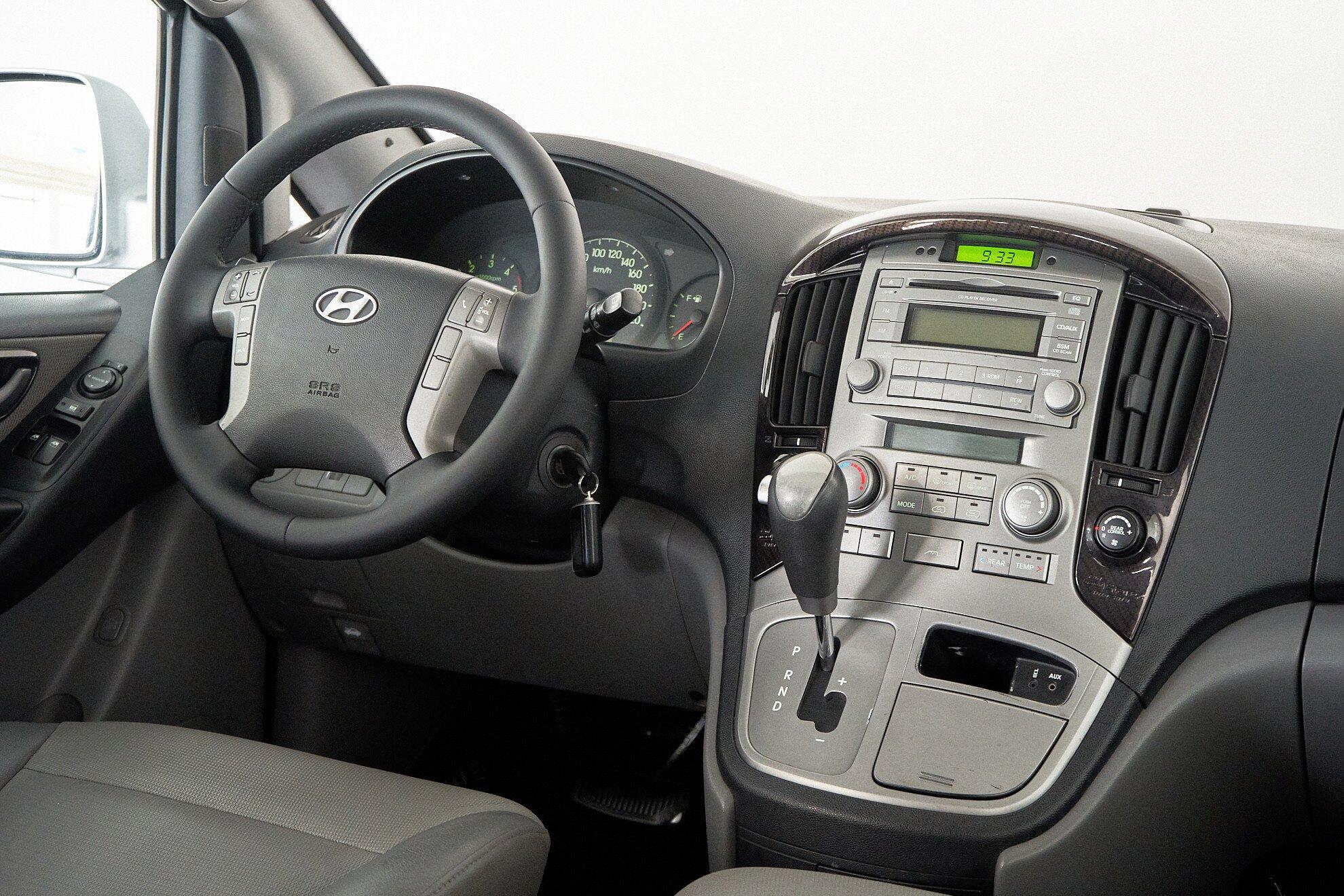 Hyundai Grand Starex 2012, серебряный