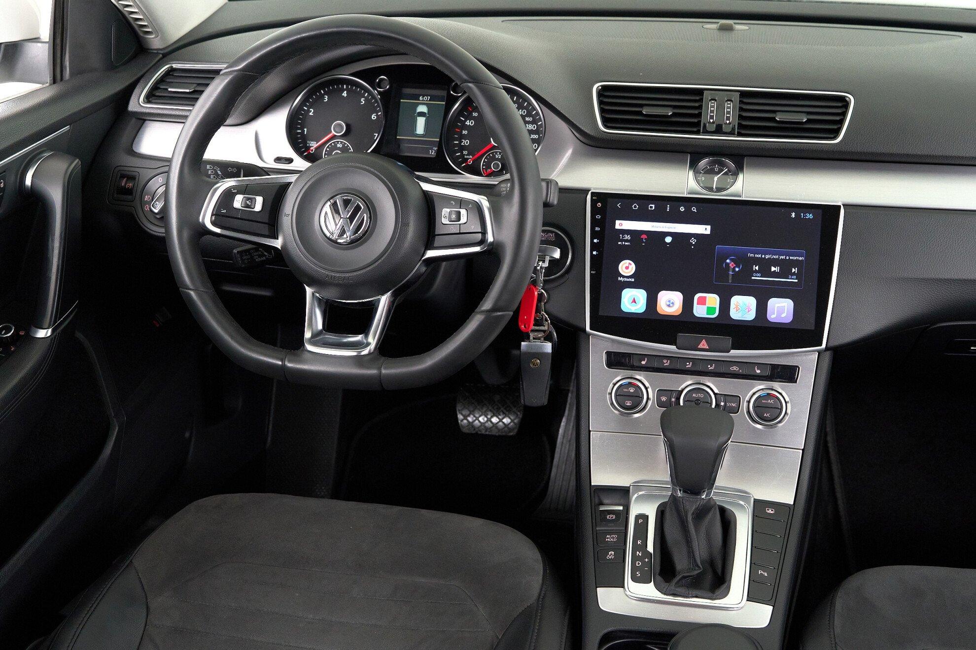 Volkswagen Passat 2011, белый