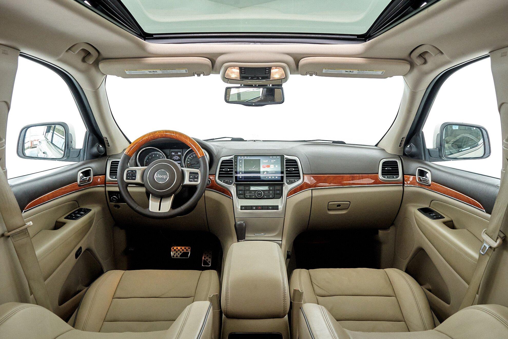Jeep Grand Cherokee 2010, белый