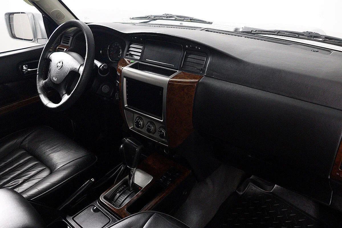 Nissan Patrol 2009, серебряный