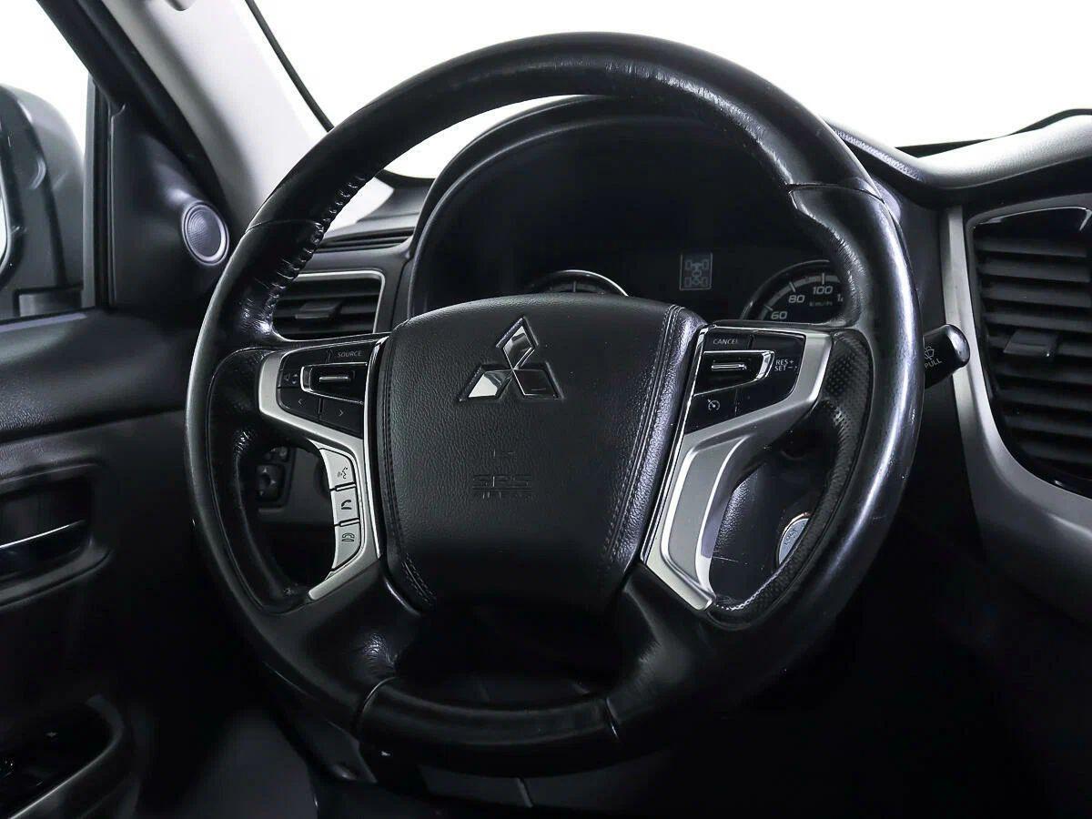Mitsubishi L200 2017, серый