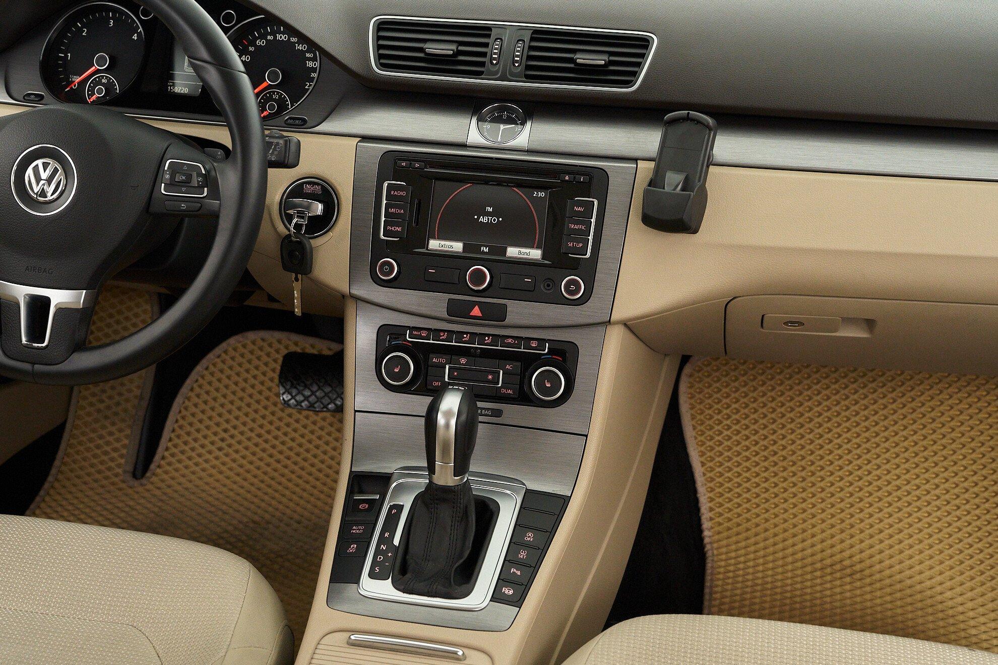 Volkswagen Passat 2012, серый