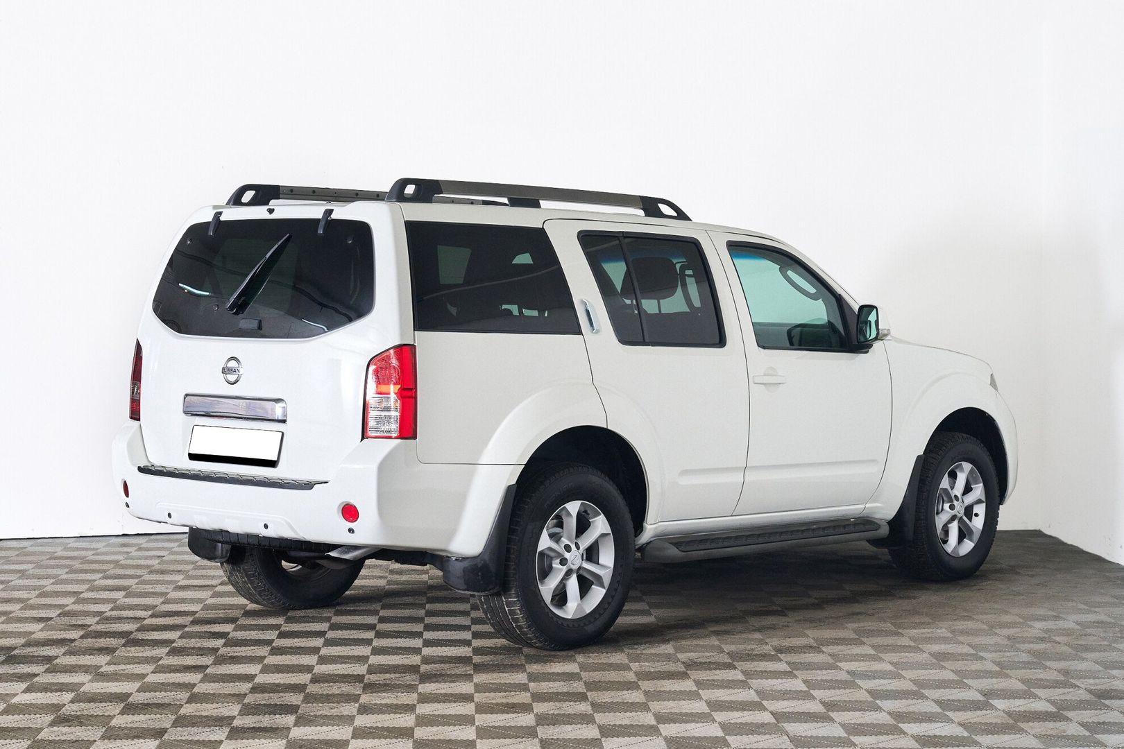 Nissan Pathfinder 2011, белый