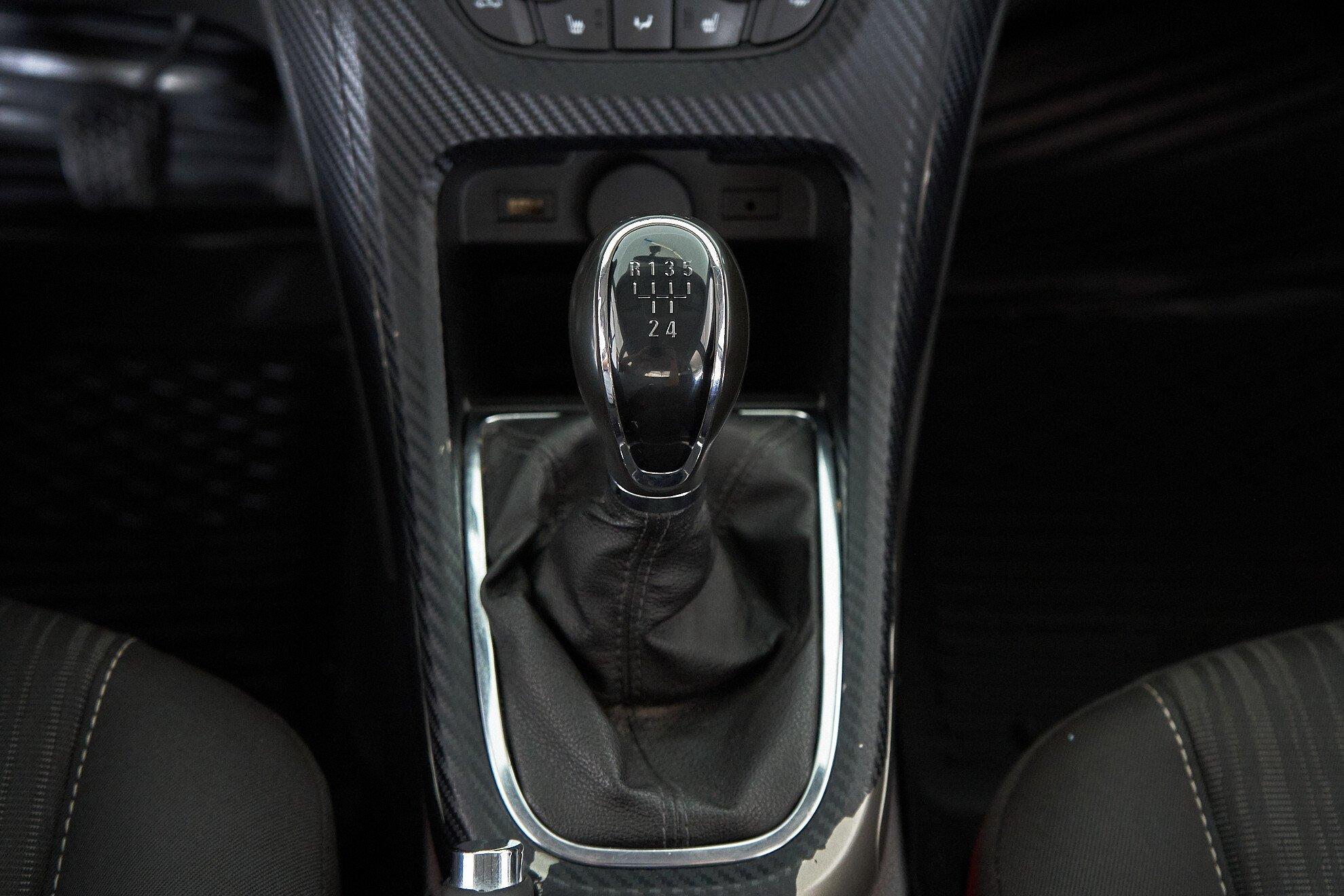 Opel Astra 2012, белый