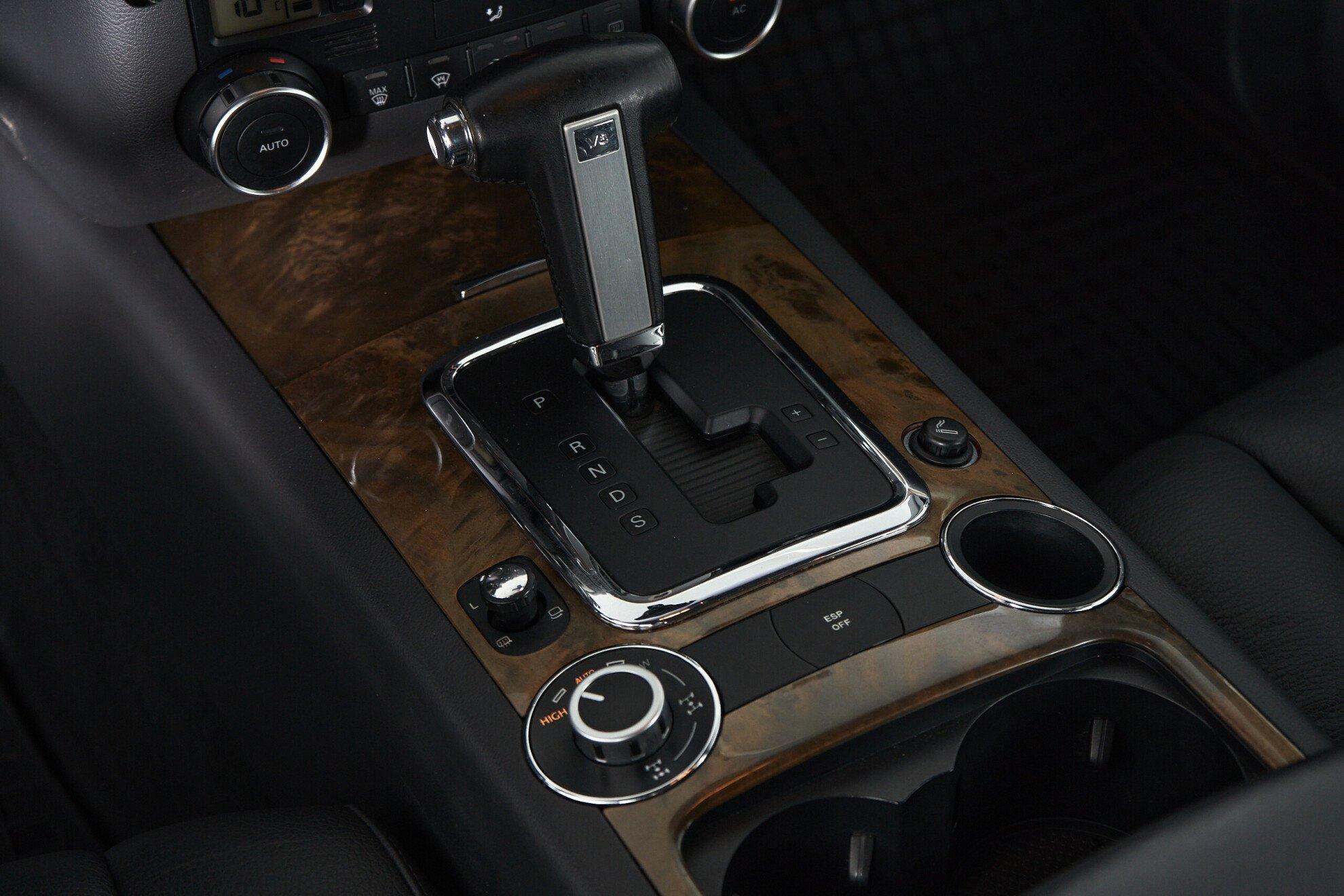 Volkswagen Touareg 2008, черный