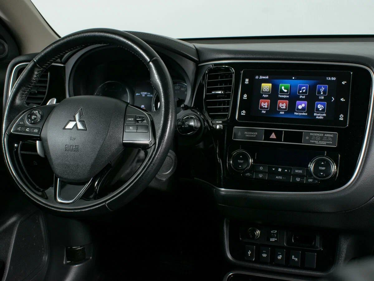Mitsubishi Outlander 2020, белый