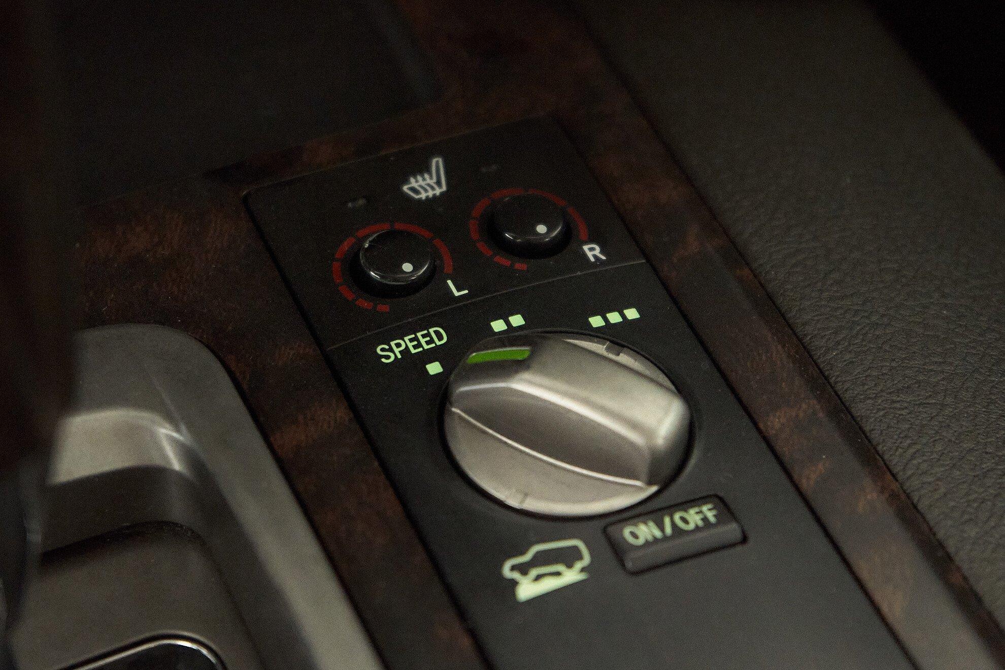 Toyota Land Cruiser 2010, черный