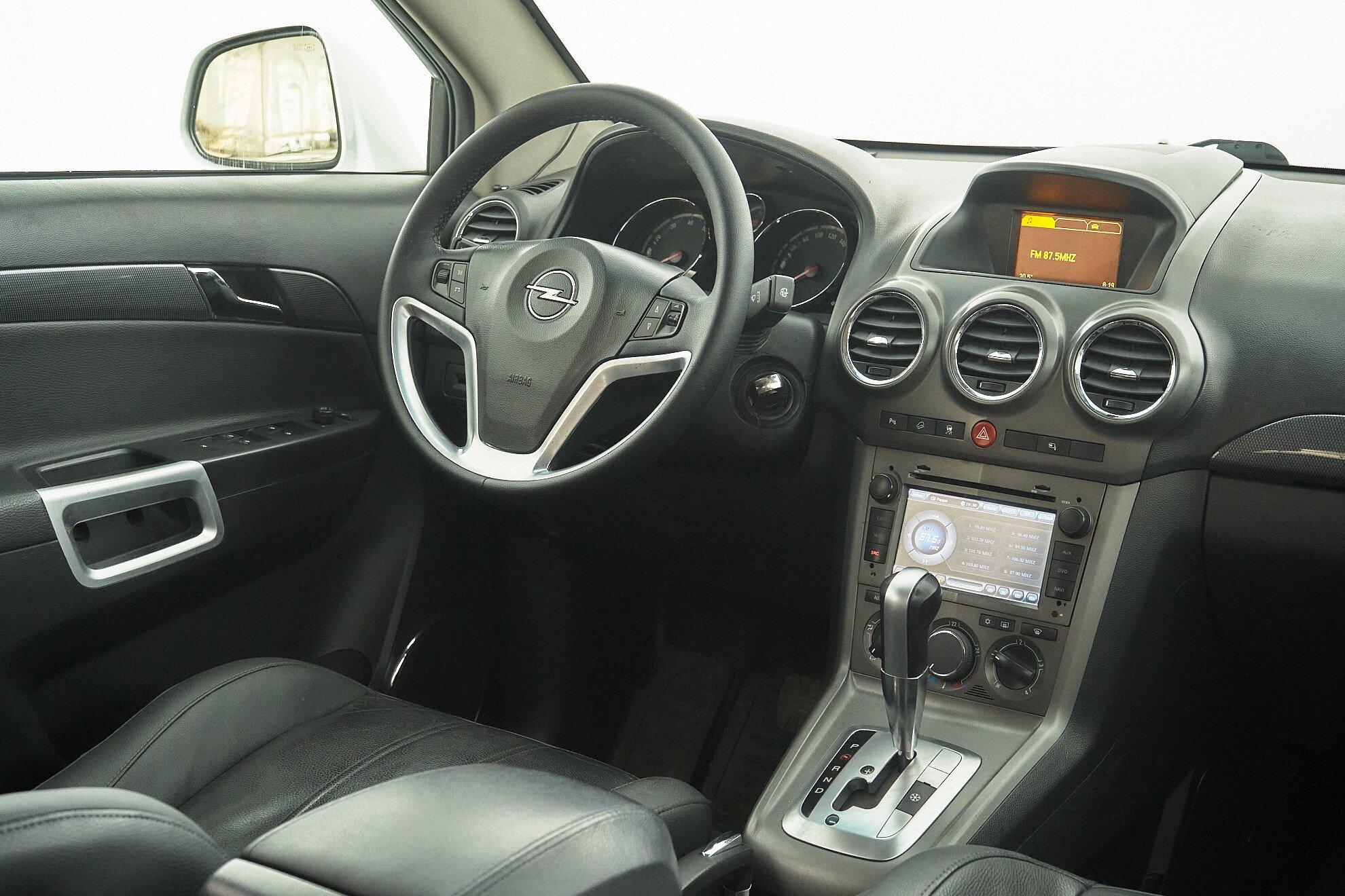 Opel Antara 2011, белый