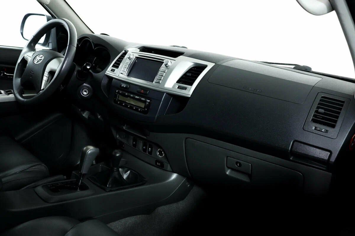 Toyota Hilux 2012, серебряный