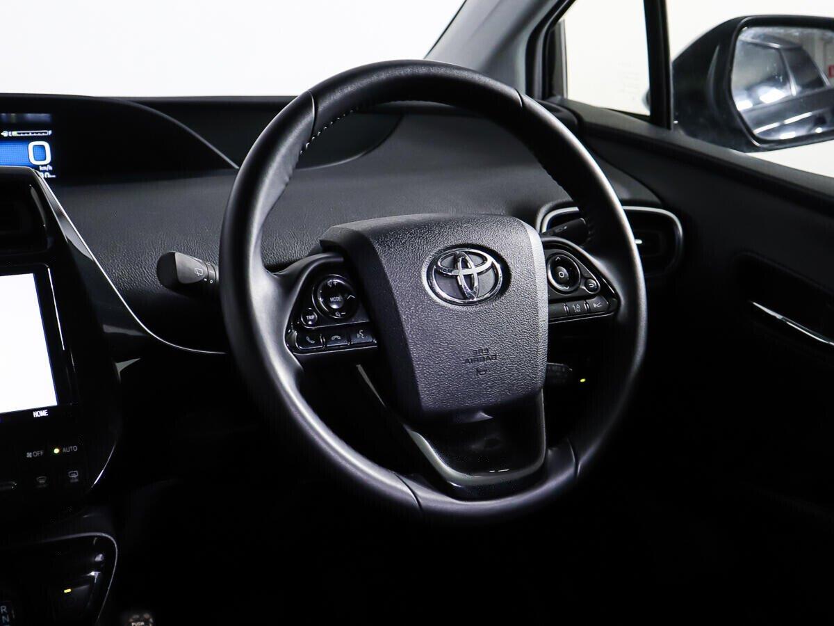 Toyota Prius 2020, черный