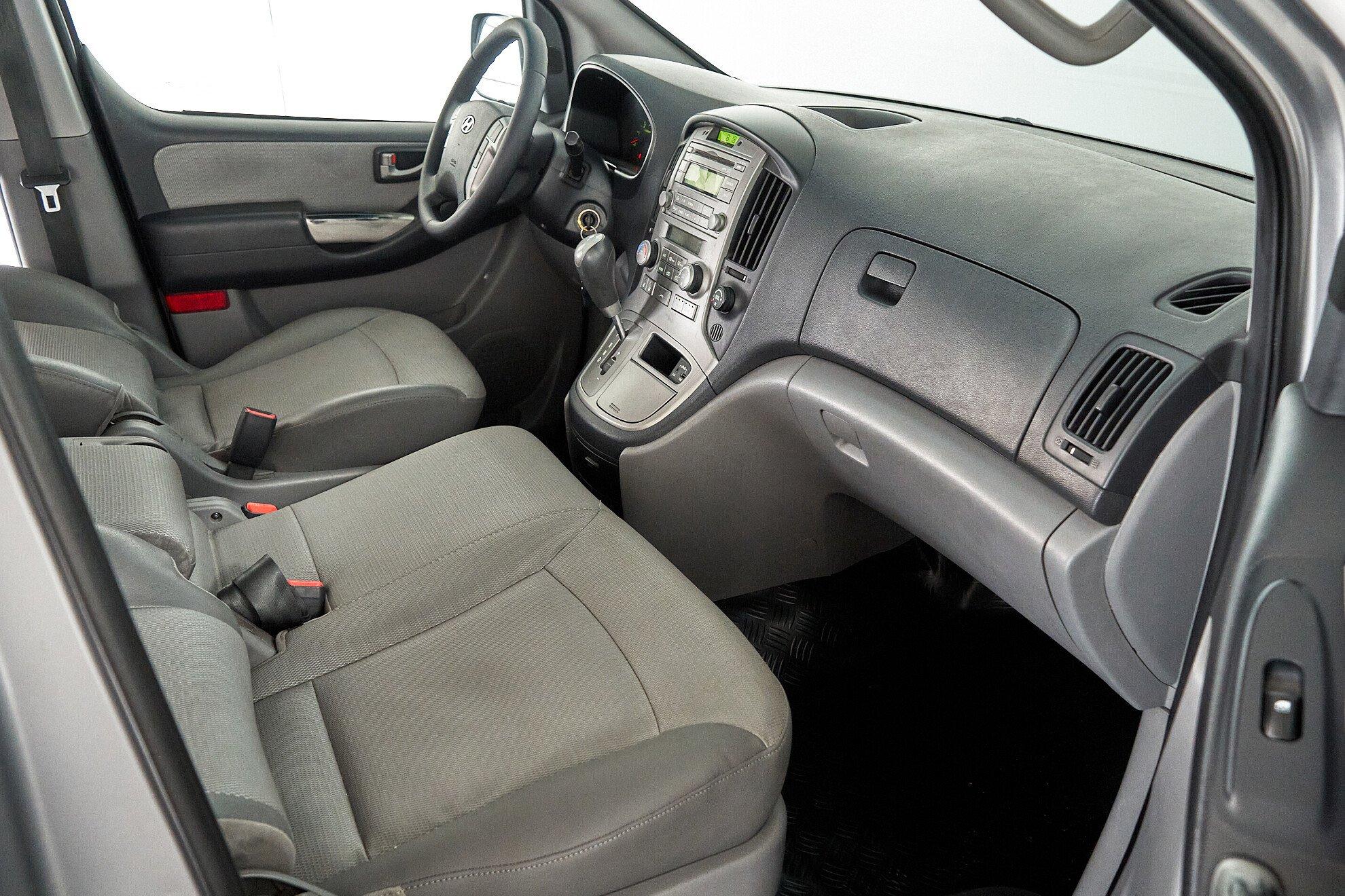 Hyundai Grand Starex 2012, серебряный