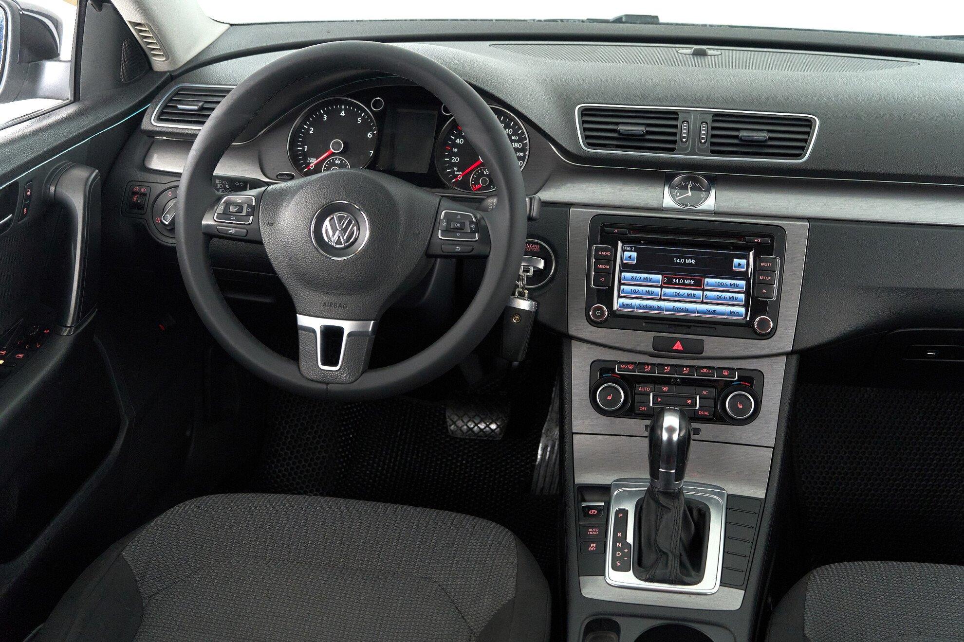 Volkswagen Passat 2011, черный