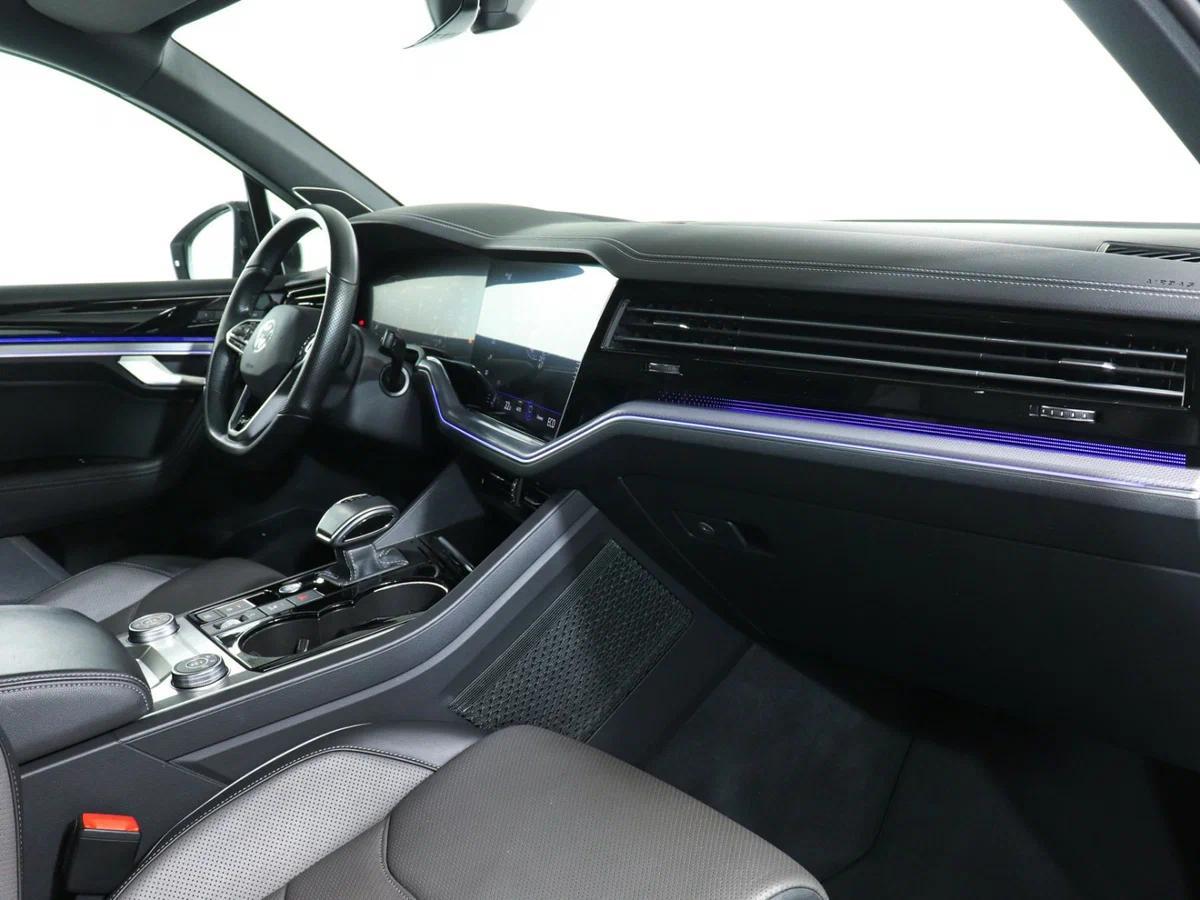 Volkswagen Touareg 2023, белый
