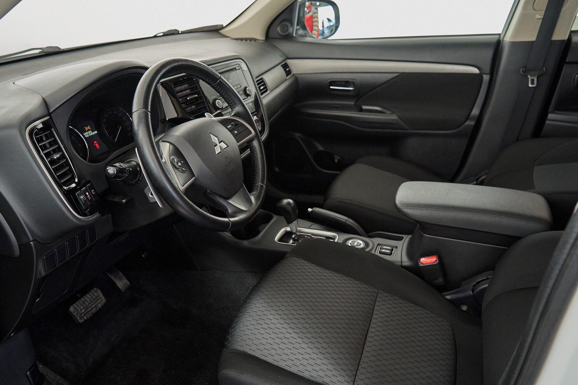 Mitsubishi Outlander 2013, белый