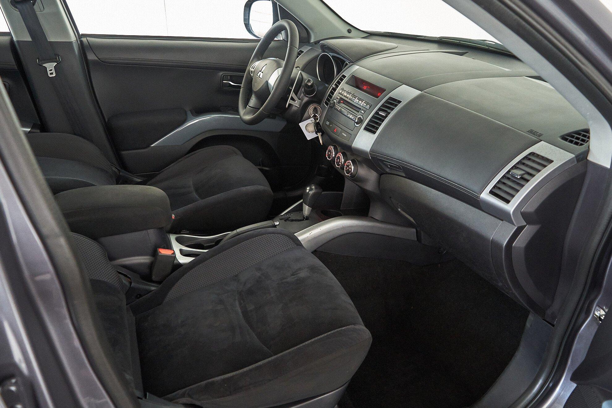 Mitsubishi Outlander 2011, серый